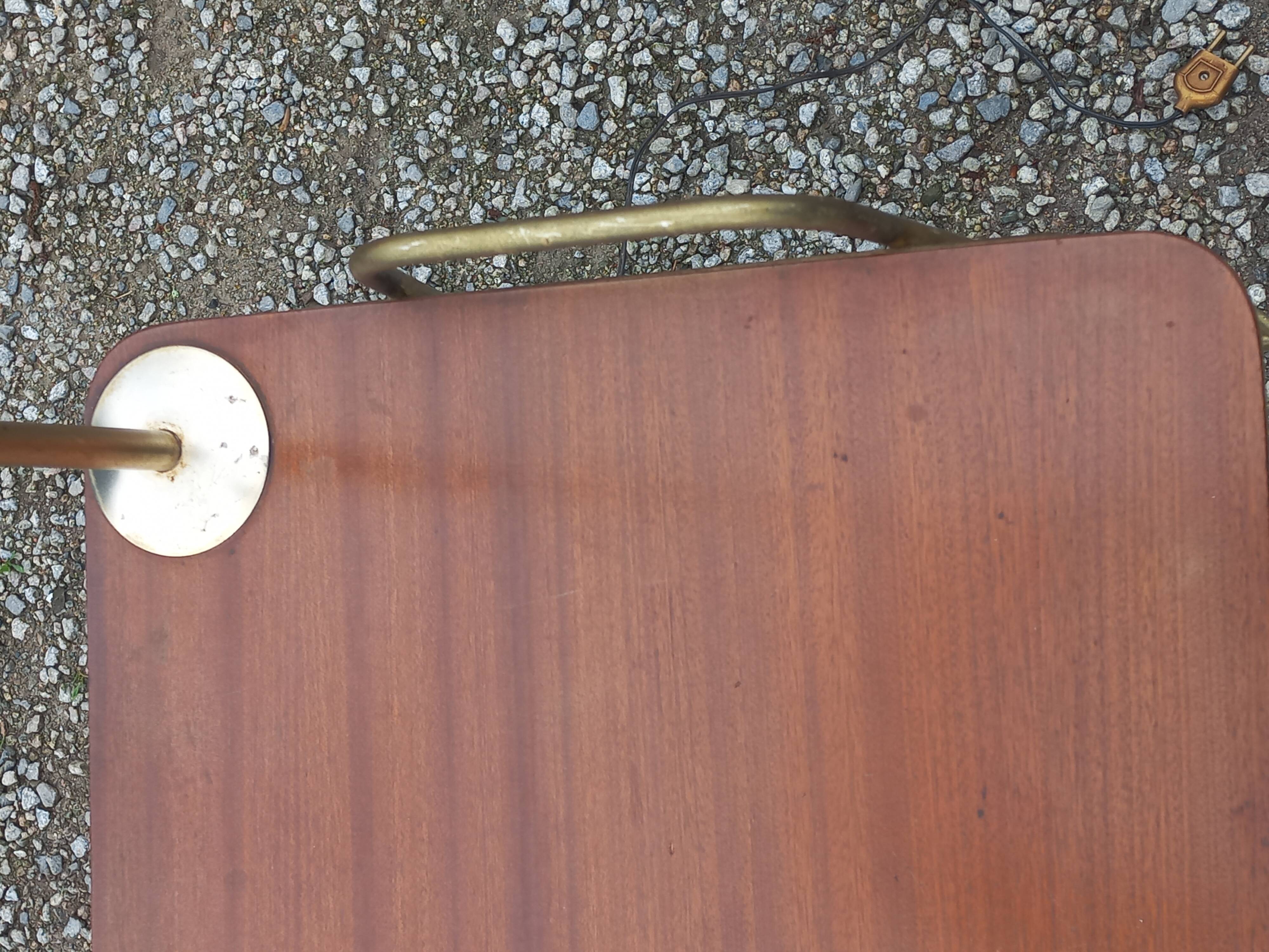 Lampadaire des années 50 en métal doré triple tablettes acajou et métal doré