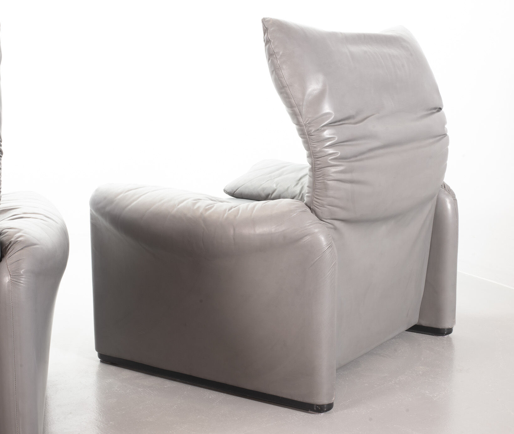 Cassina Lounge Chair 'Maralunga' by Vico Magistretti in Grey Leather 1970s