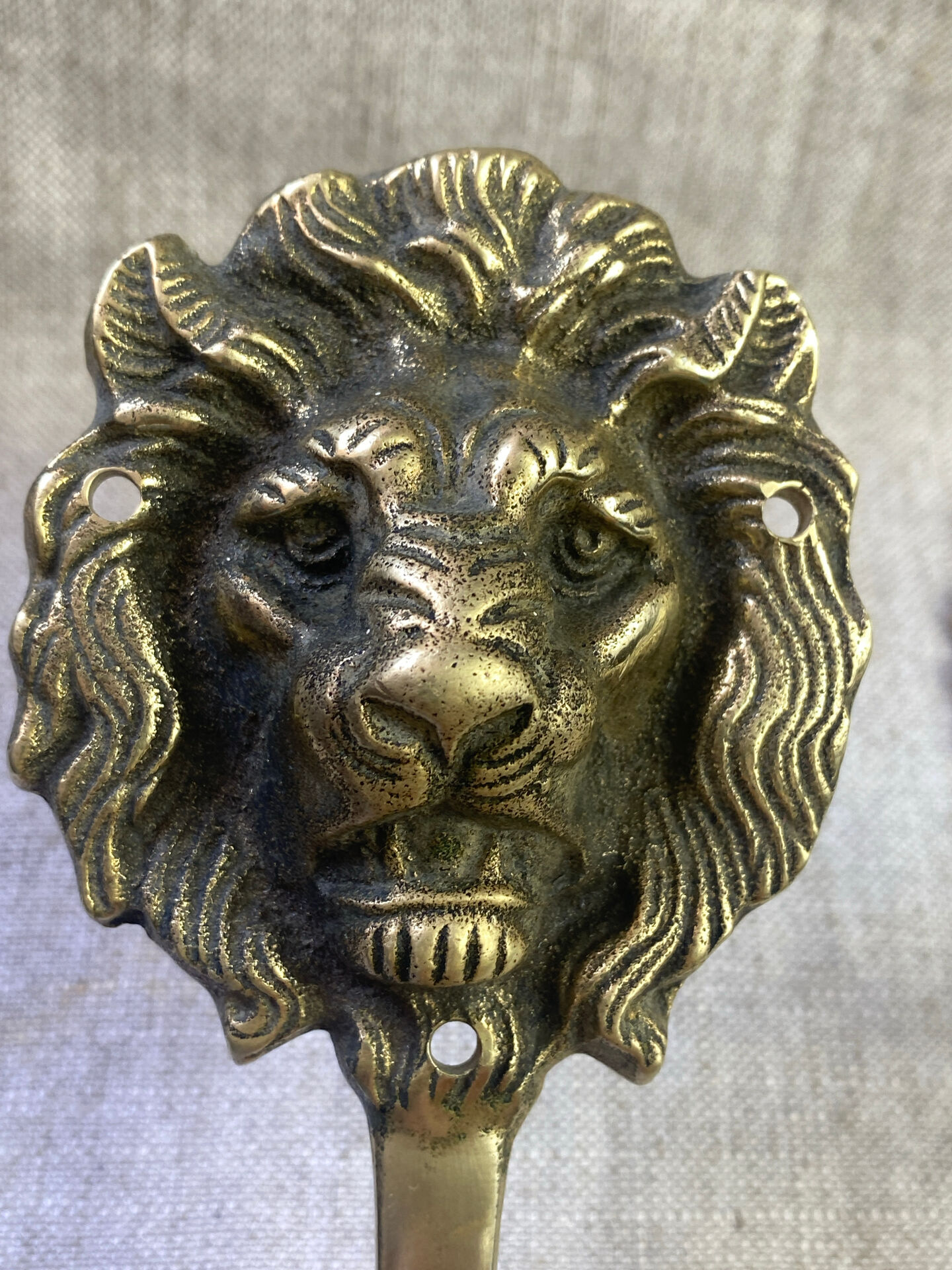 Lion head coat hooks in solid brass, Peerage England