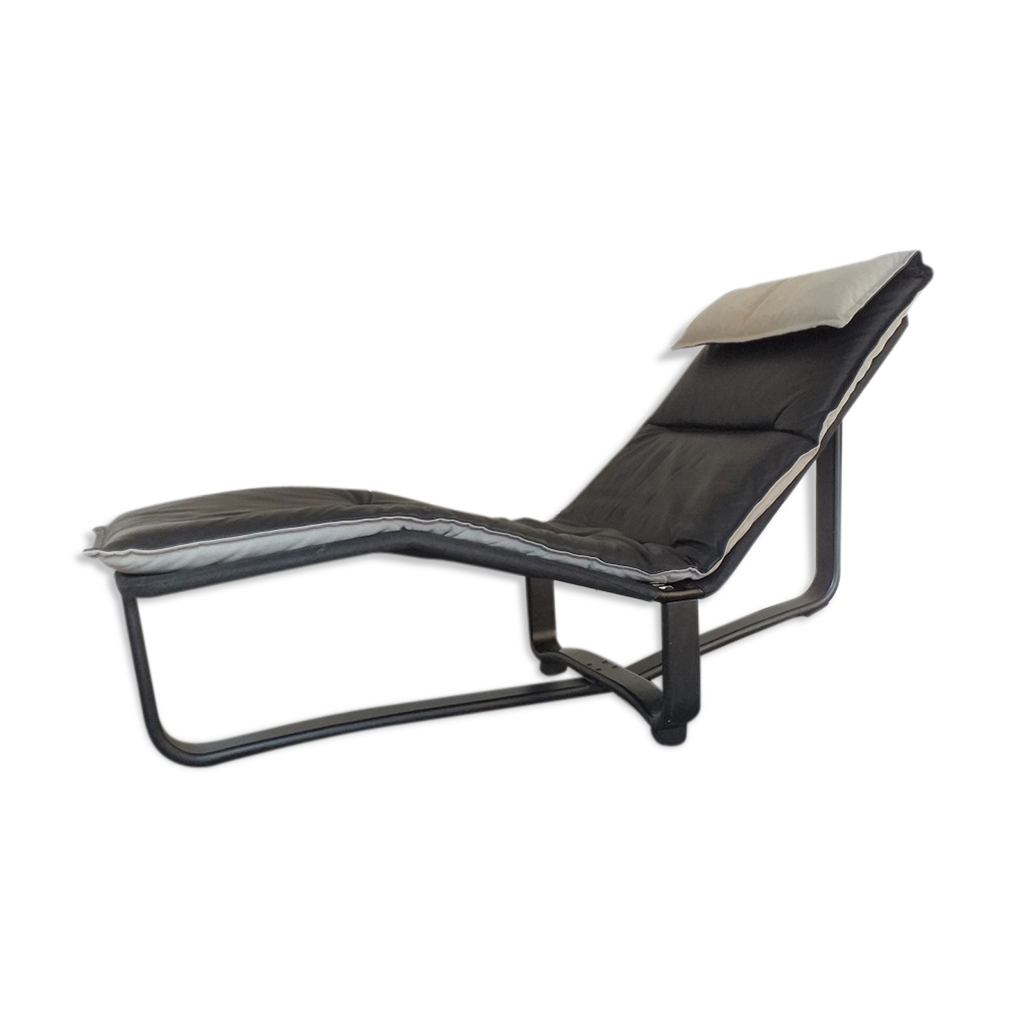 Scandinavian long chair design Ingmar und Knut Relling black leather 70s