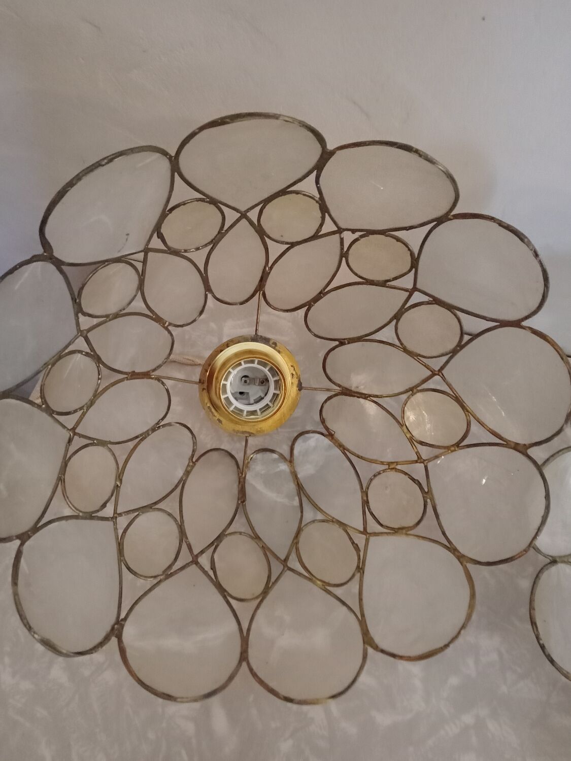 Pair of mother-of-pearl suspensions