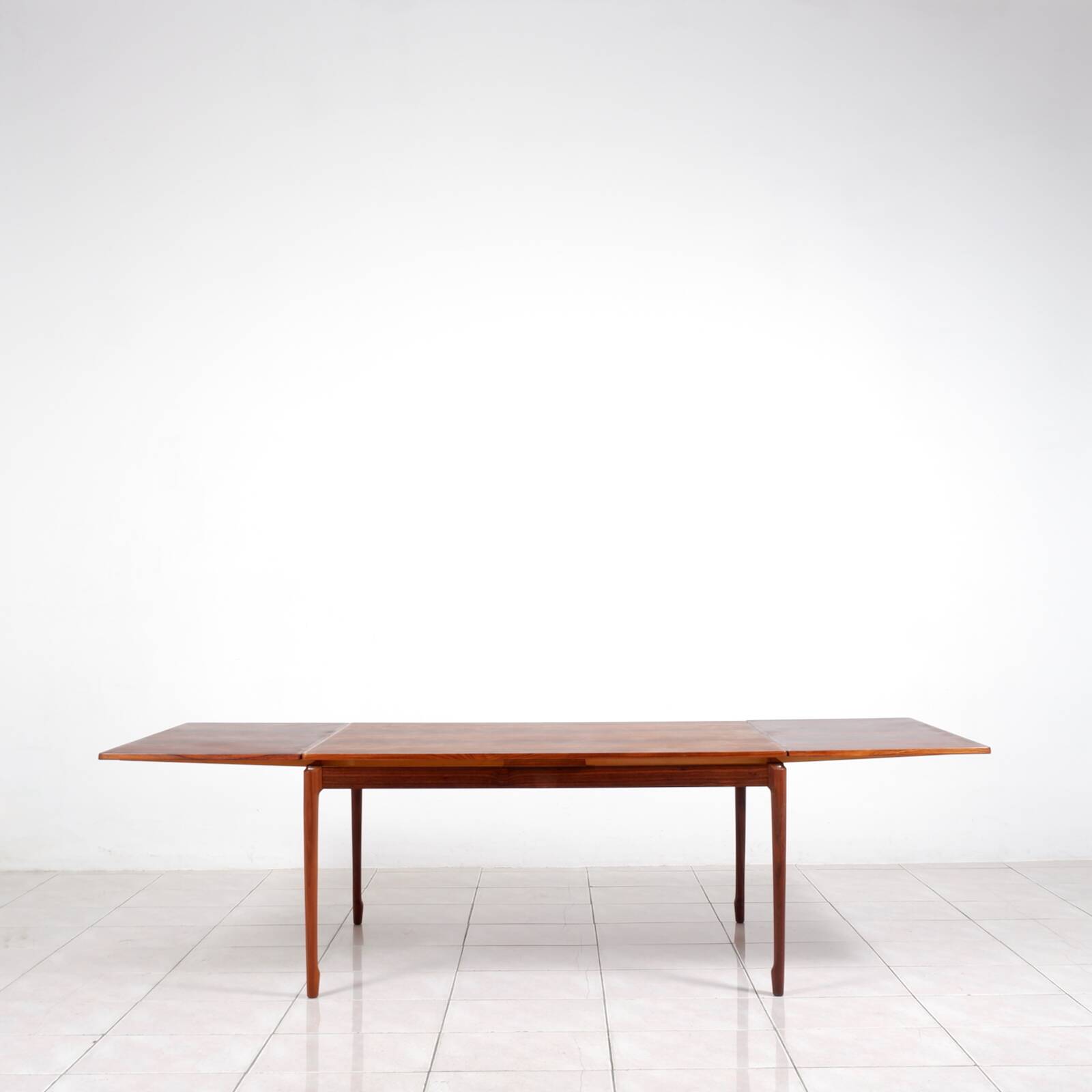 Grande table à manger extensible en palissandre brésilien par H. Sigh & Son