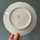 Série de 11 assiettes plates anciennes en porcelaine blanche et liserés dorés