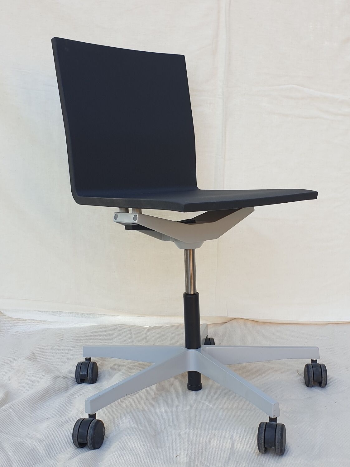 Vitra 04 office chair