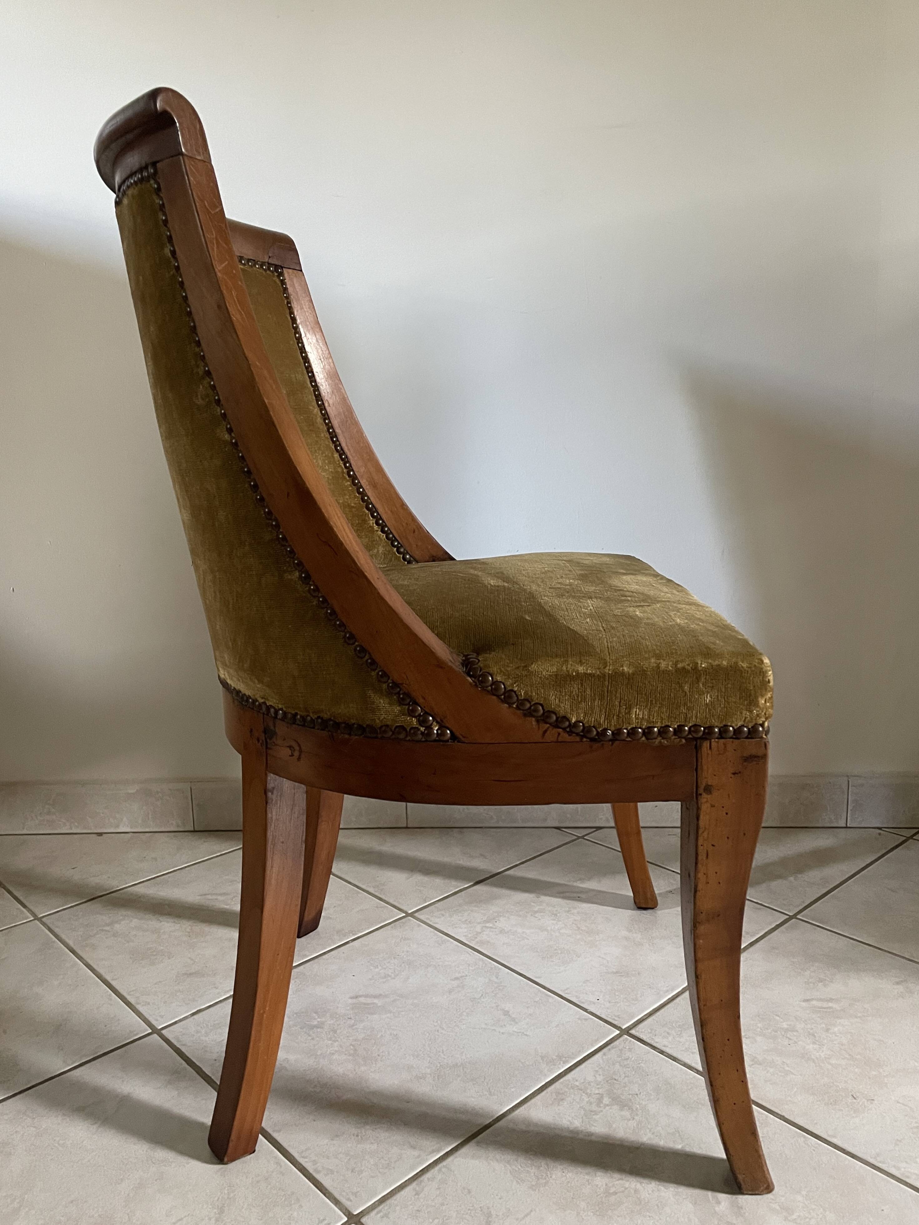 Chaise gondole en velours côtelé jaune moutarde