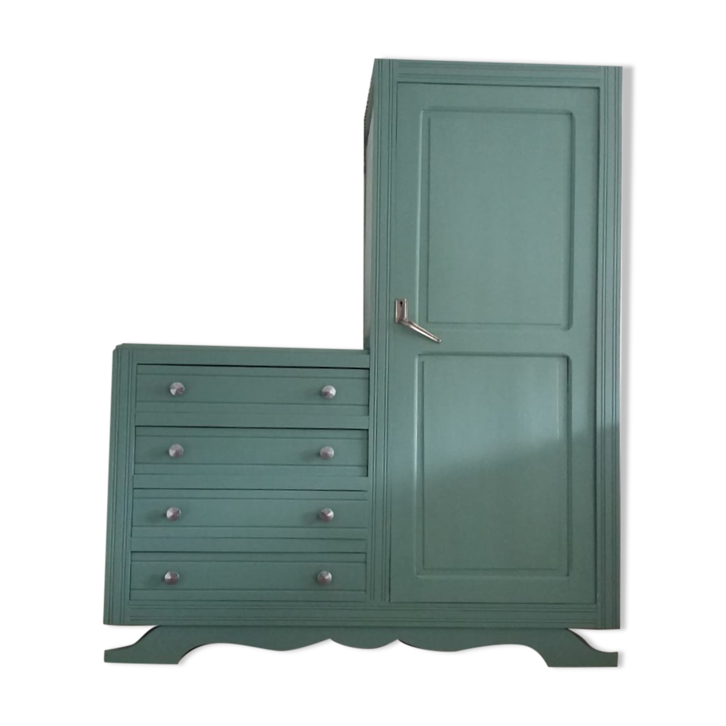 Asymmetrical cabinet