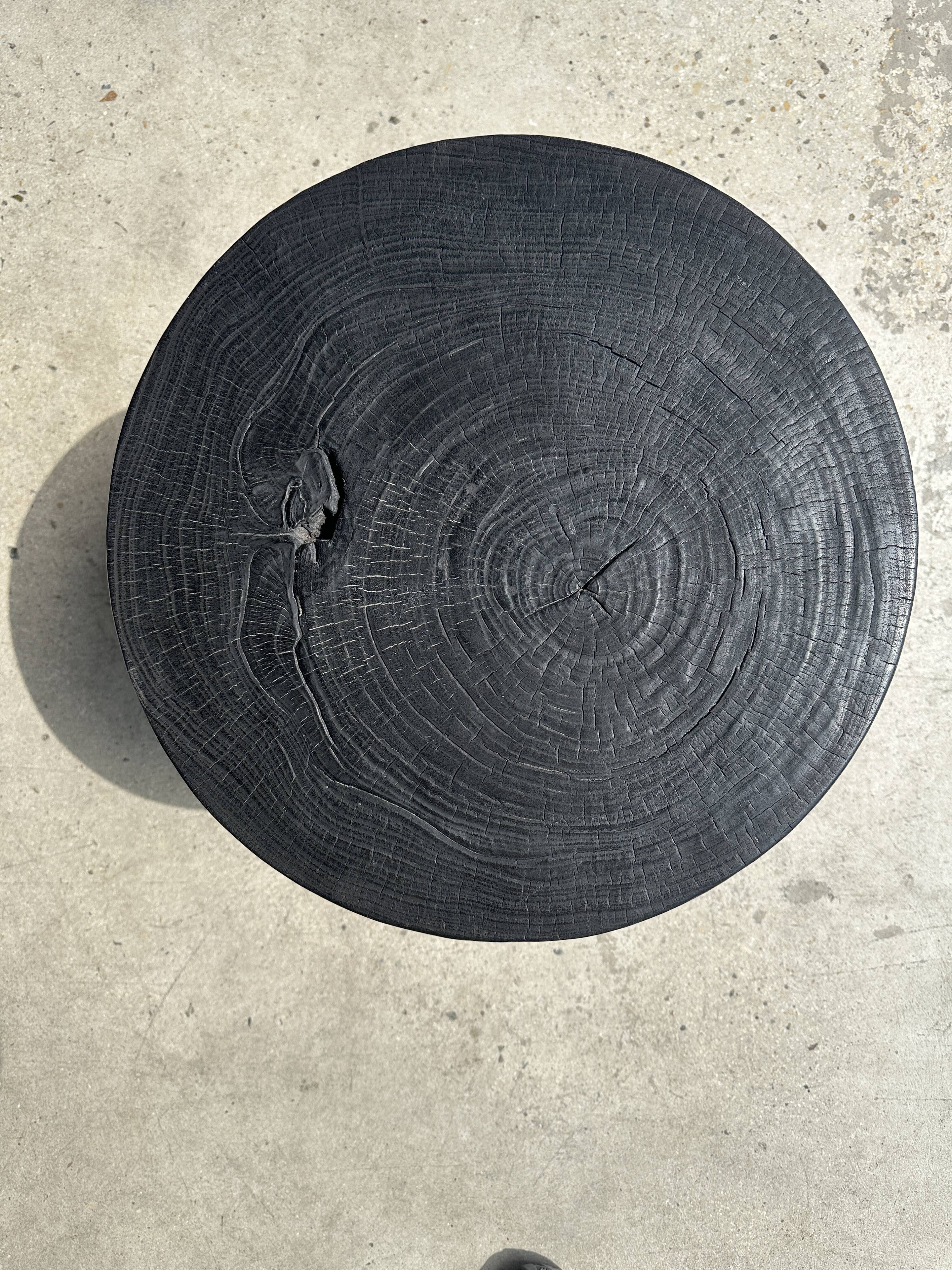 Black mango wood tripod side table with a semi-spherical top, height: 45 cm, diameter: 44 cm.