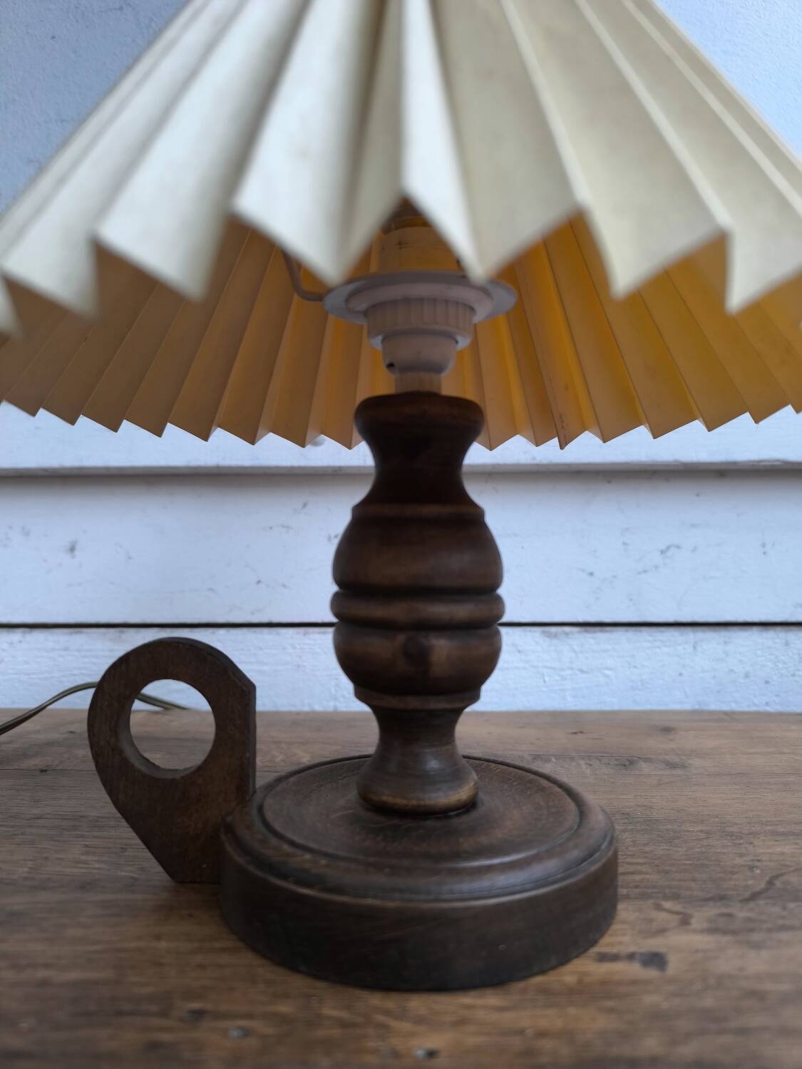 Table lamp in turned wood