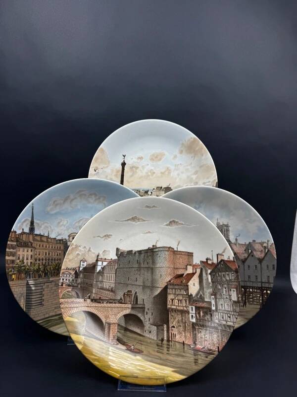 4 assiettes décoratives en porcelaine de Paris “Paris à travers les âges”