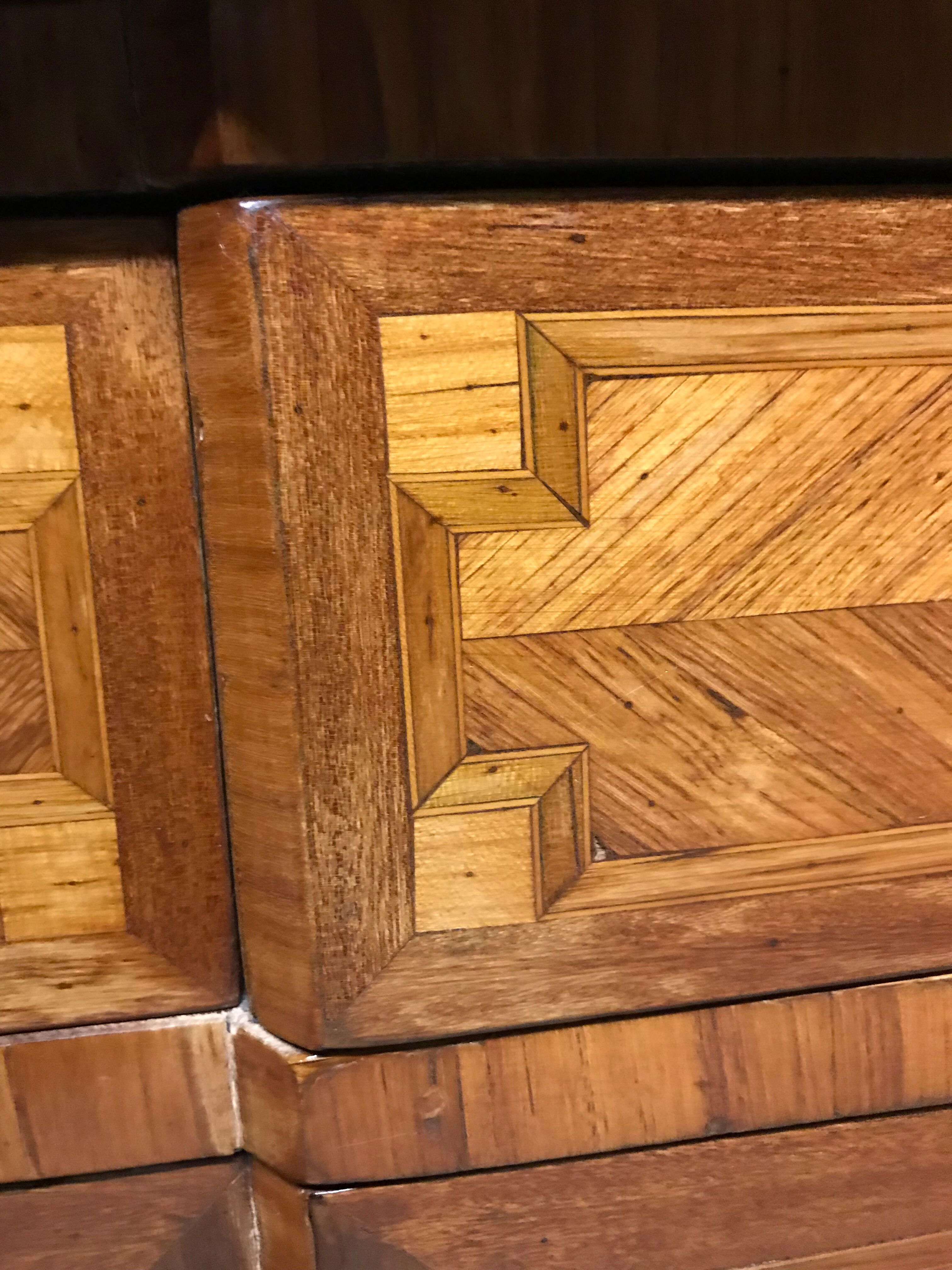 Transition chest of drawers 1900 inlaid with marquetry