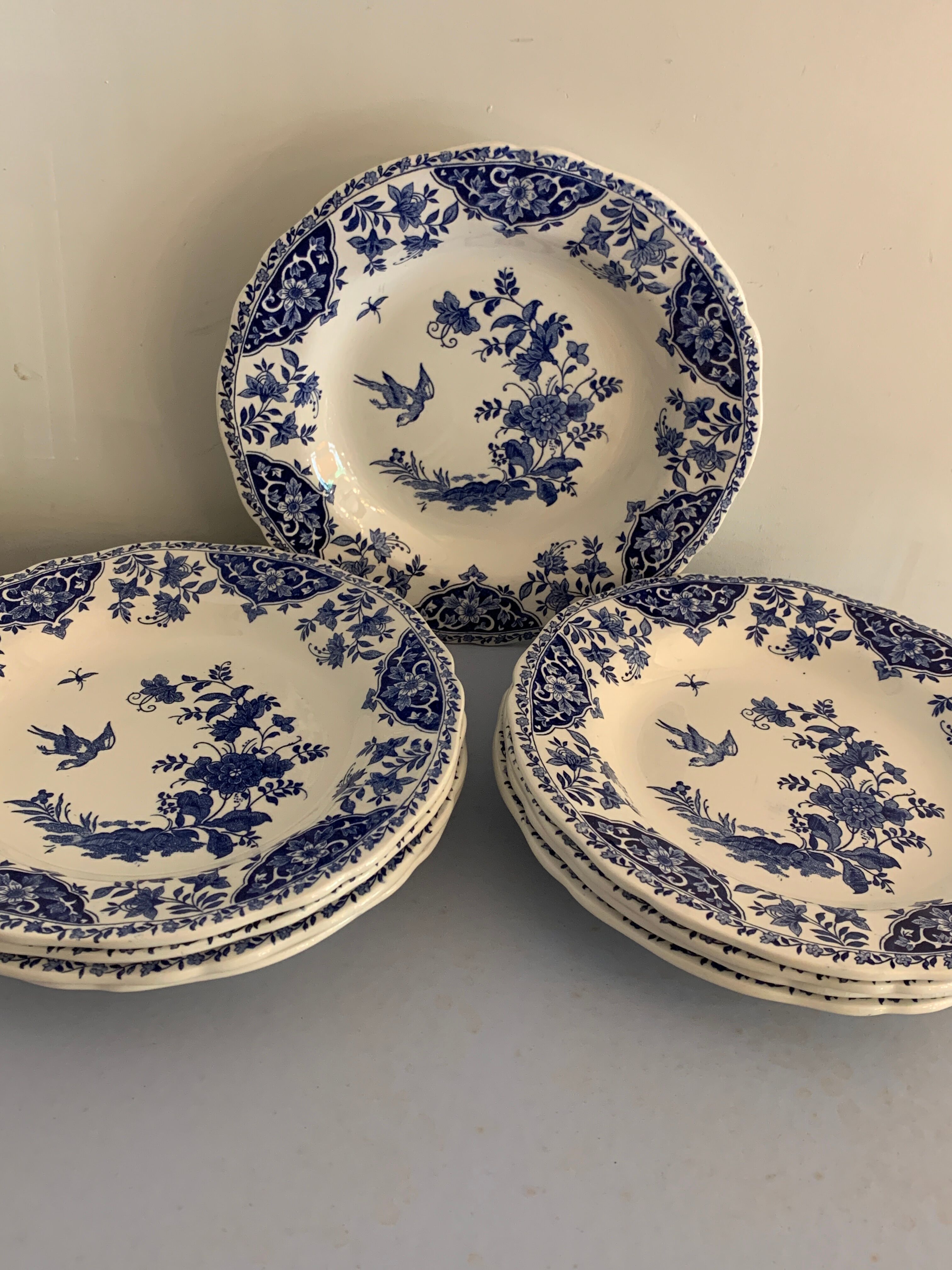 9 assiettes creuses en faïence bleue et blanche de Gien, 1960