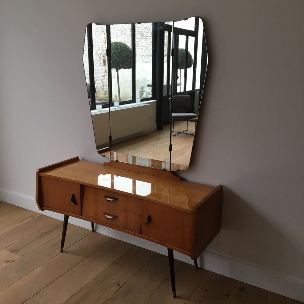 Enfilade vernis avec pieds compas