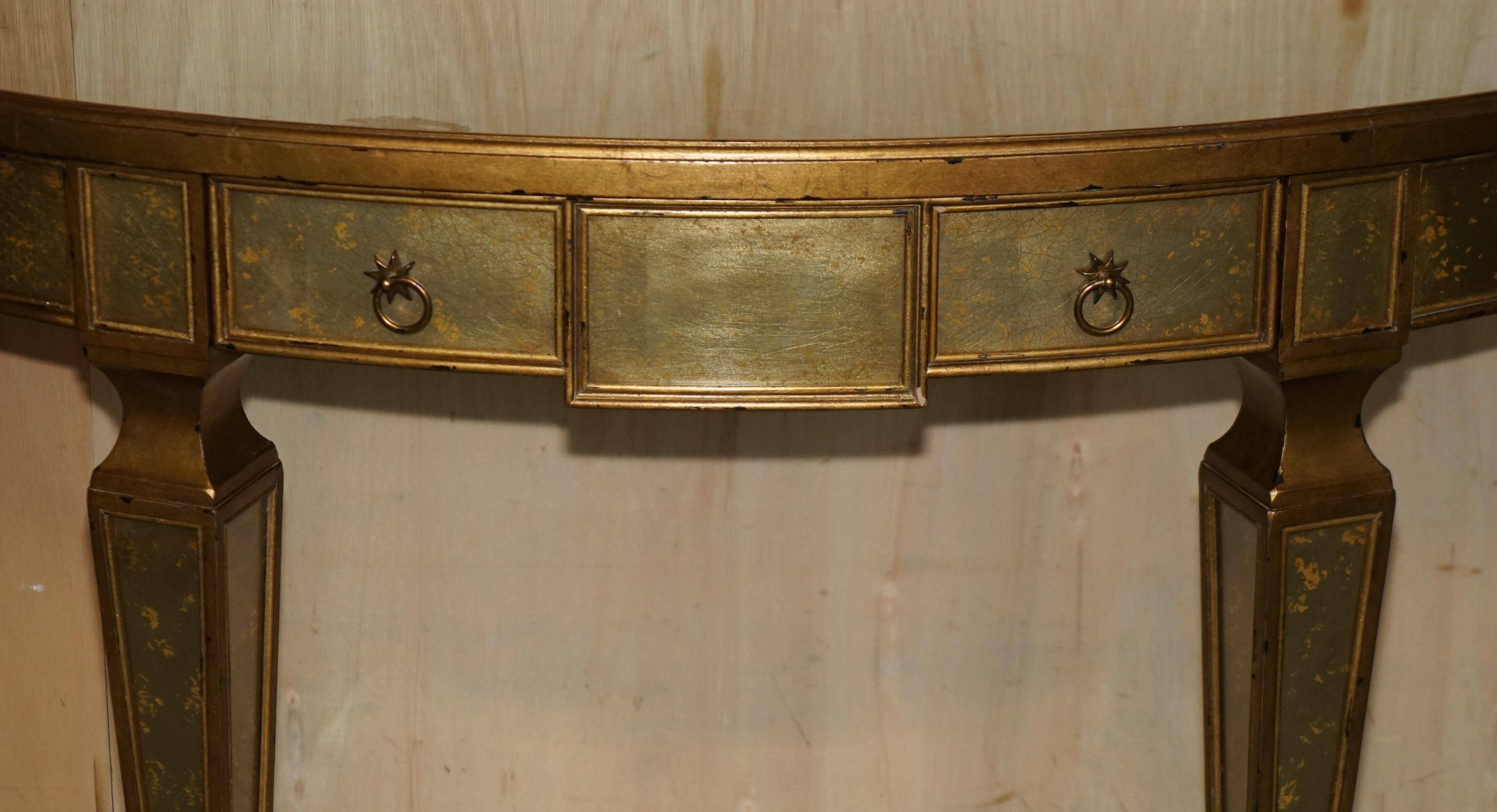 Console demi-lune Eglomise Theodore Alexander finition dorée