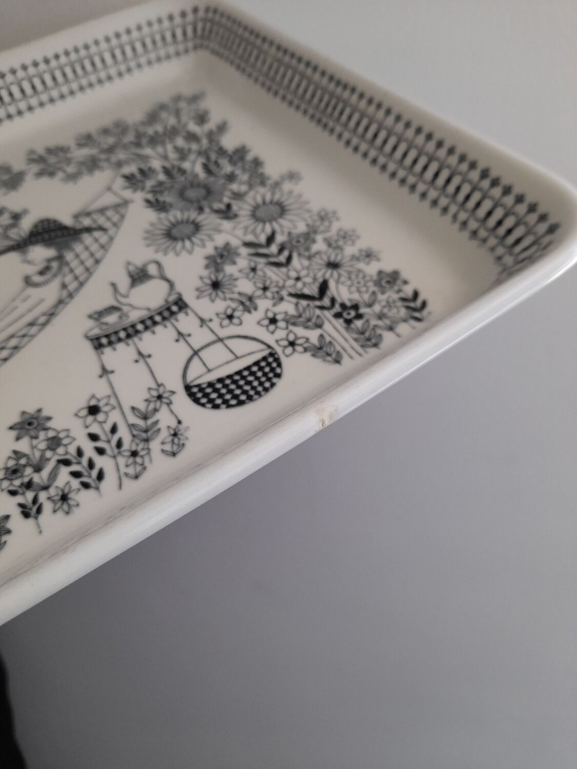 Emilia dish by Raija Uosikkinen for Arabia 1959