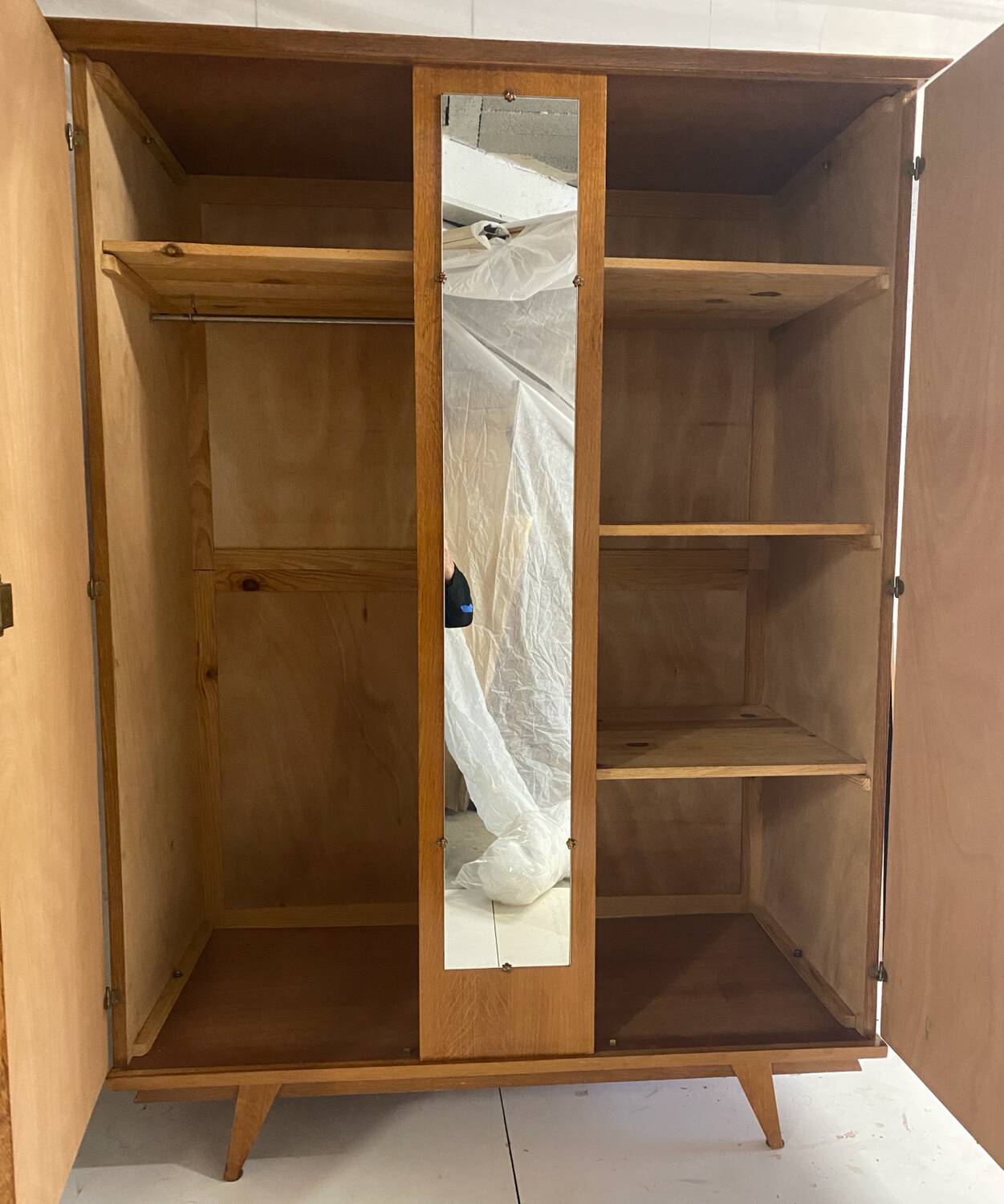 Armoire vintage pieds compas