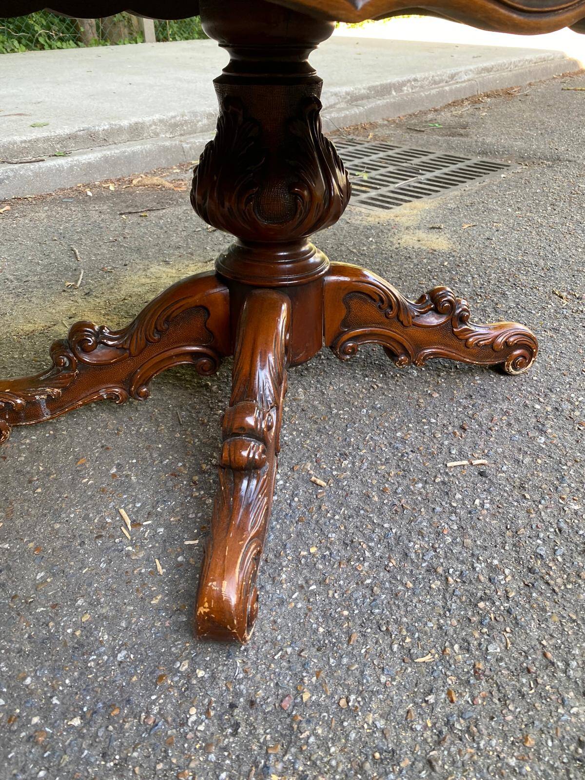 Victorian burl walnut wood coffee table with central leg inlay