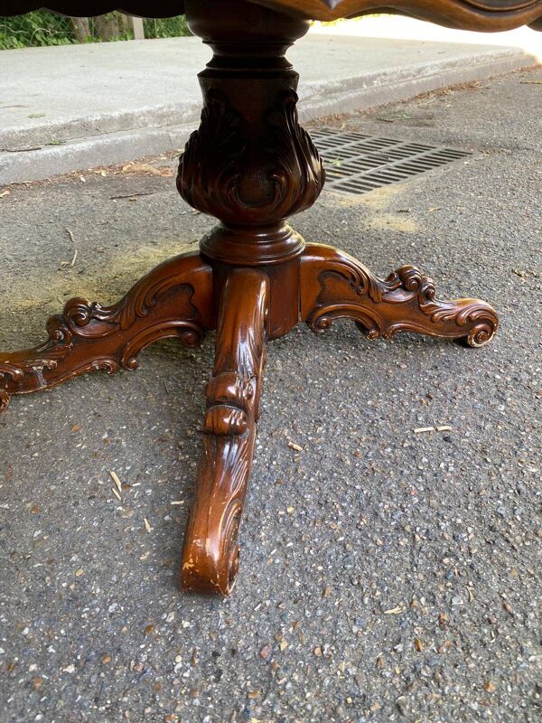 Table basse victorienne en bois de ronce de noyer incrustation pied central