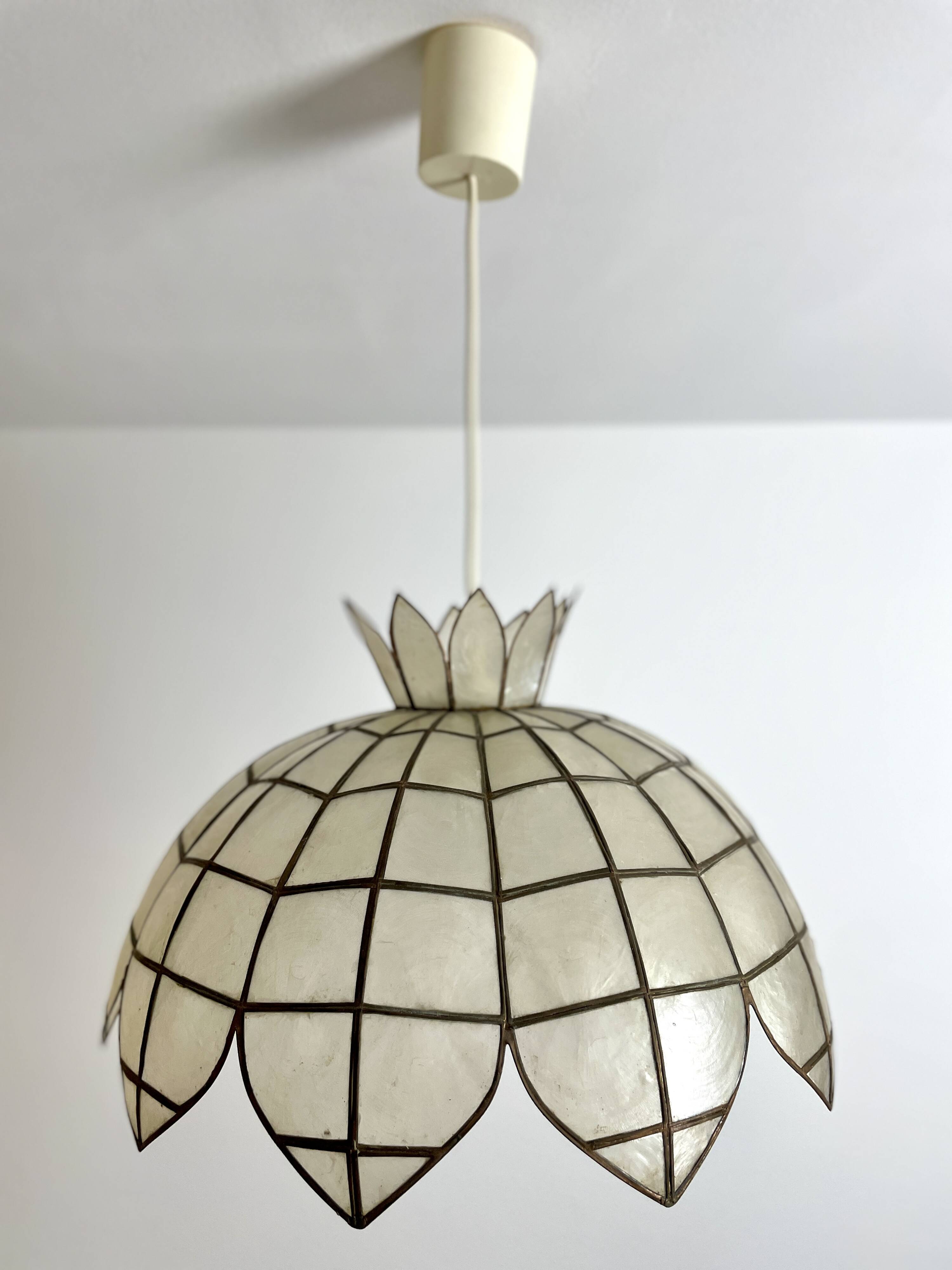 Suspension vintage en nacre et laiton