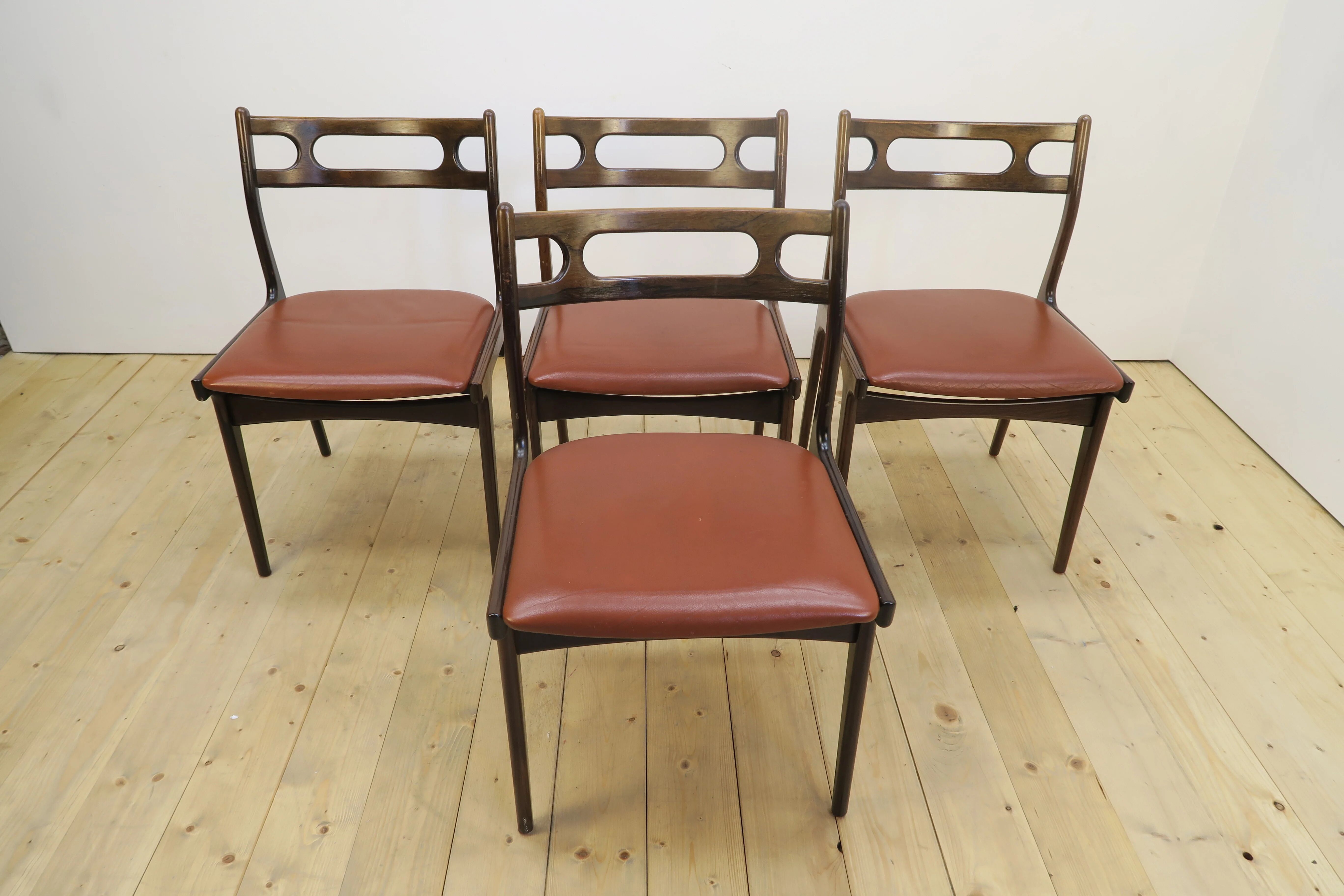 Dining room set in rosewood with table and 4 chairs, 1960s.