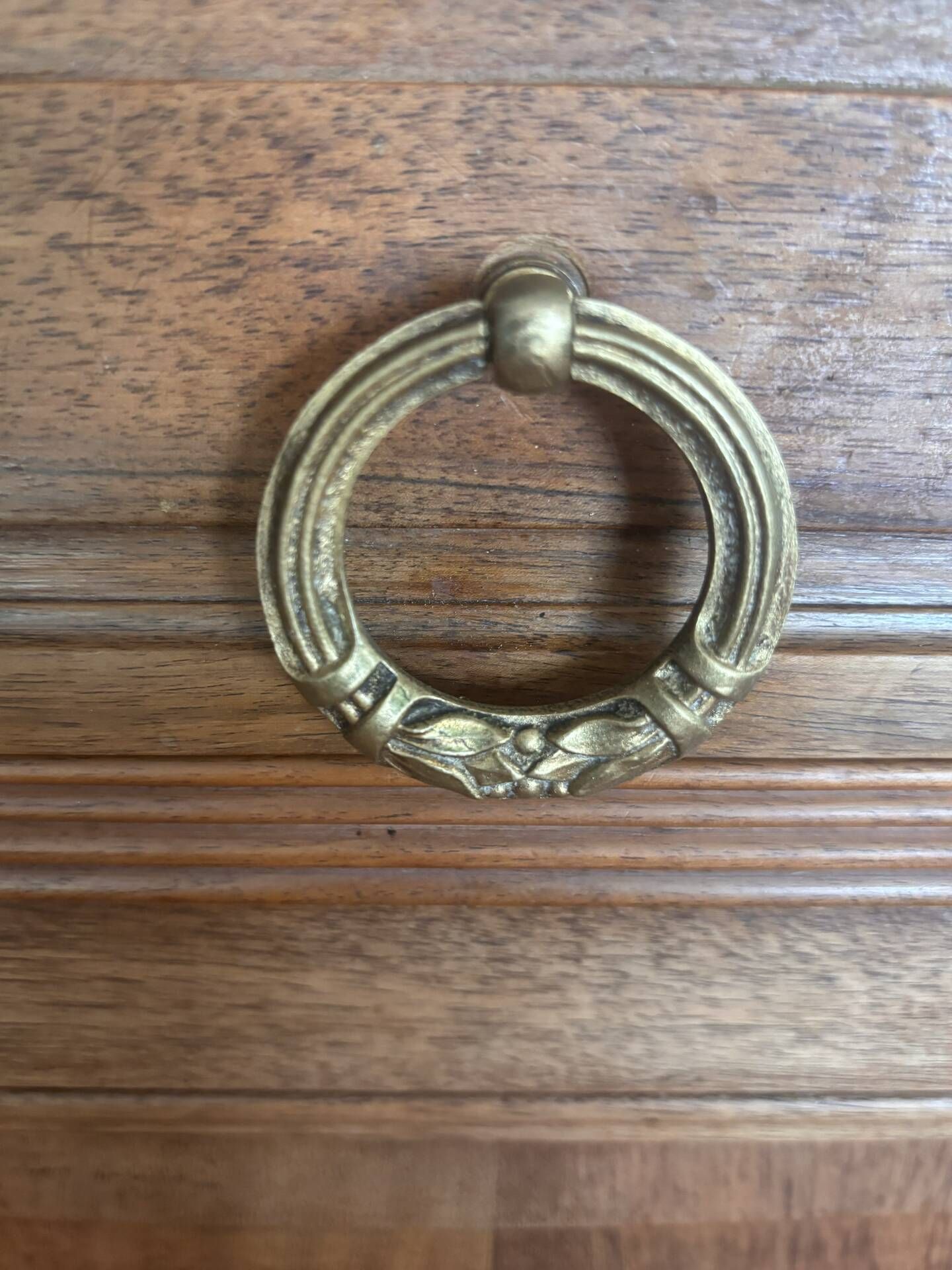 Buffet deux corps en style Louis XVI en chêne sculpté avec miroir – Born