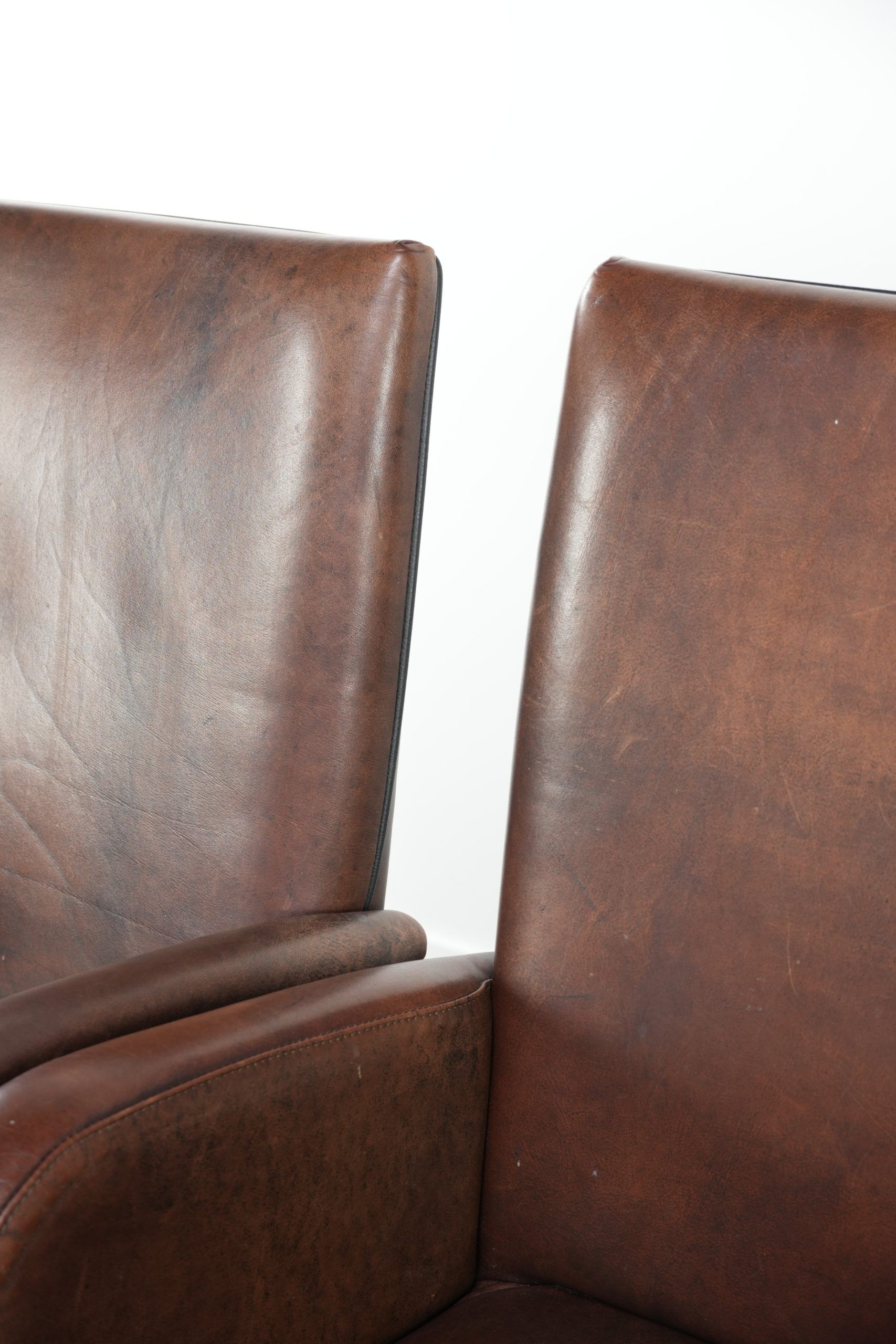 Set of 4 nicely finished dining chairs/side chairs with armrests made of cowhide leather