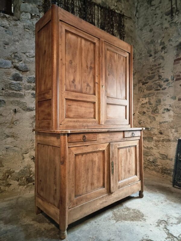 Buffet ancien français en chêne – Vaisselier deux parties avec tiroirs et quatre portes