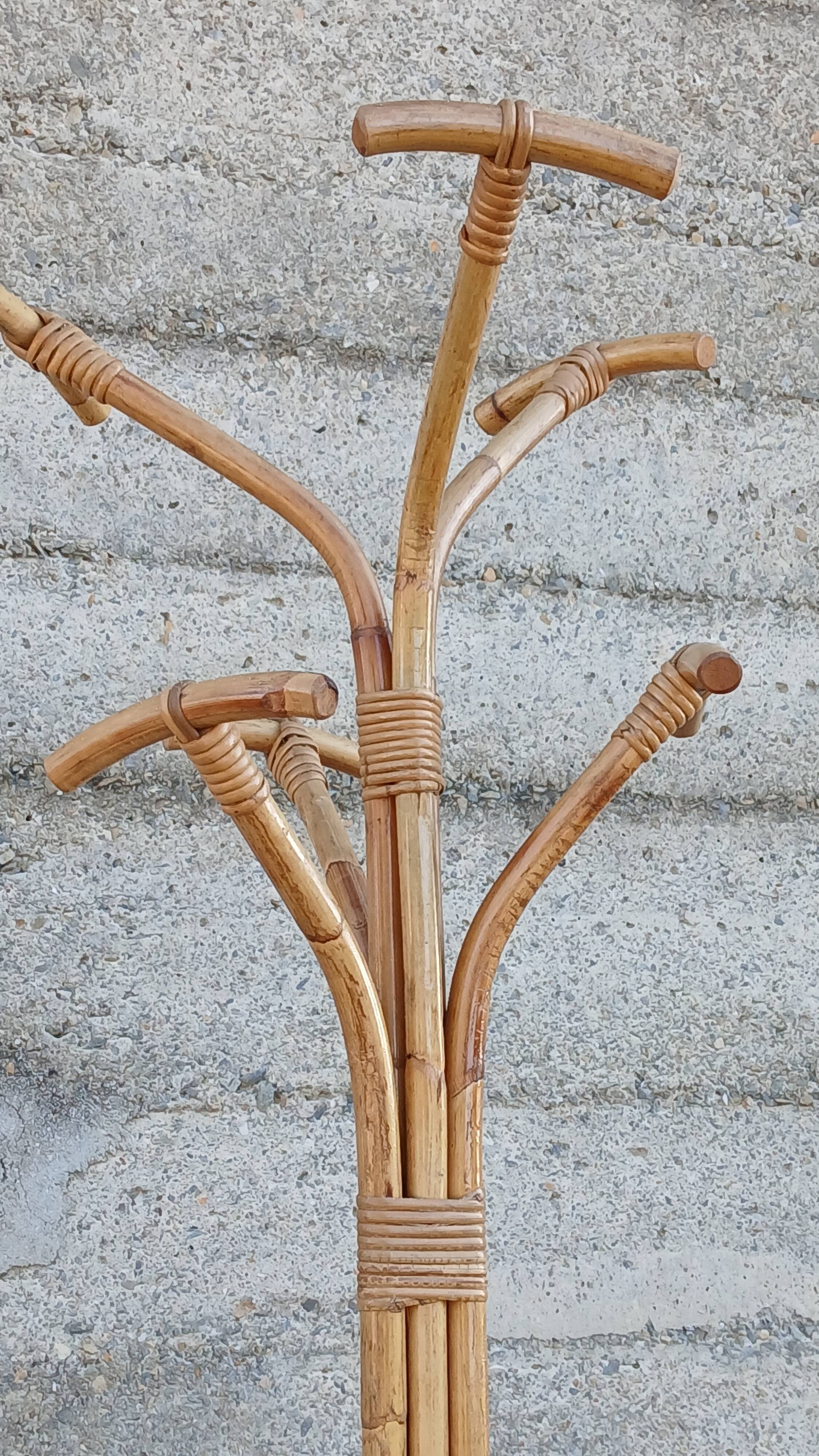 Portemanteau perroquet en rotin et bambou