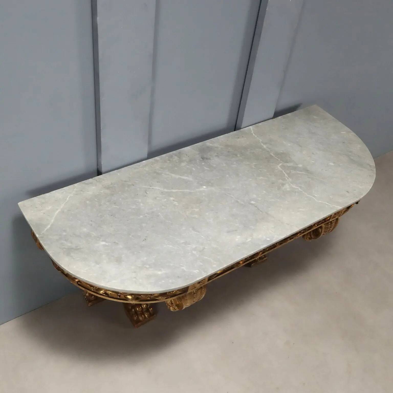 Console ancienne en bois sculpté avec décorations, Italie, XIXe siècle