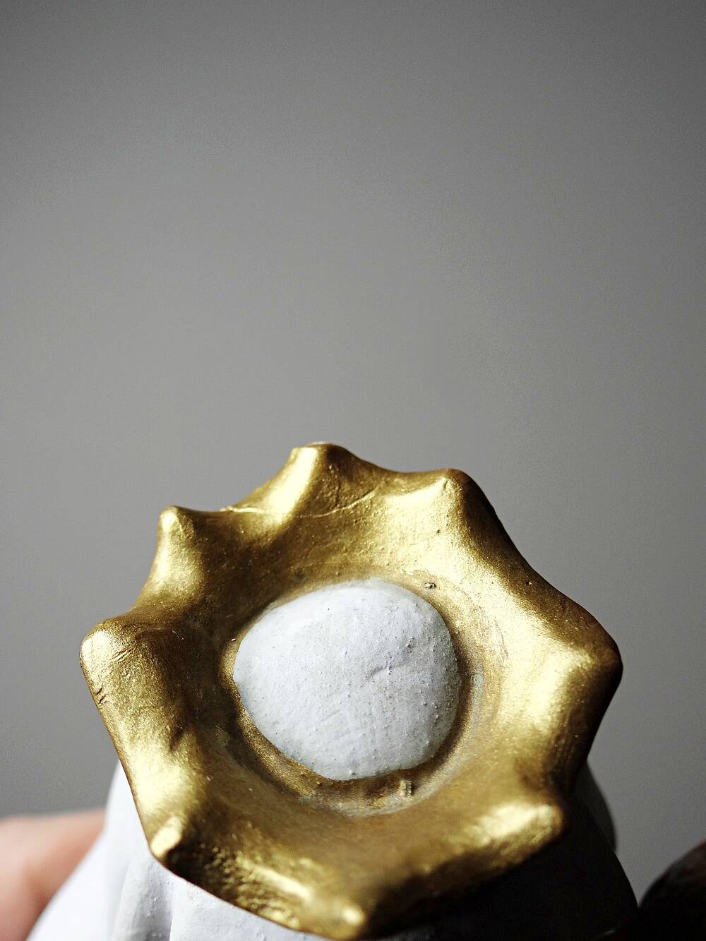 Statuette stuc ND du Mont Carmel, ateliers Olot, yeux en verre, 1920-1930