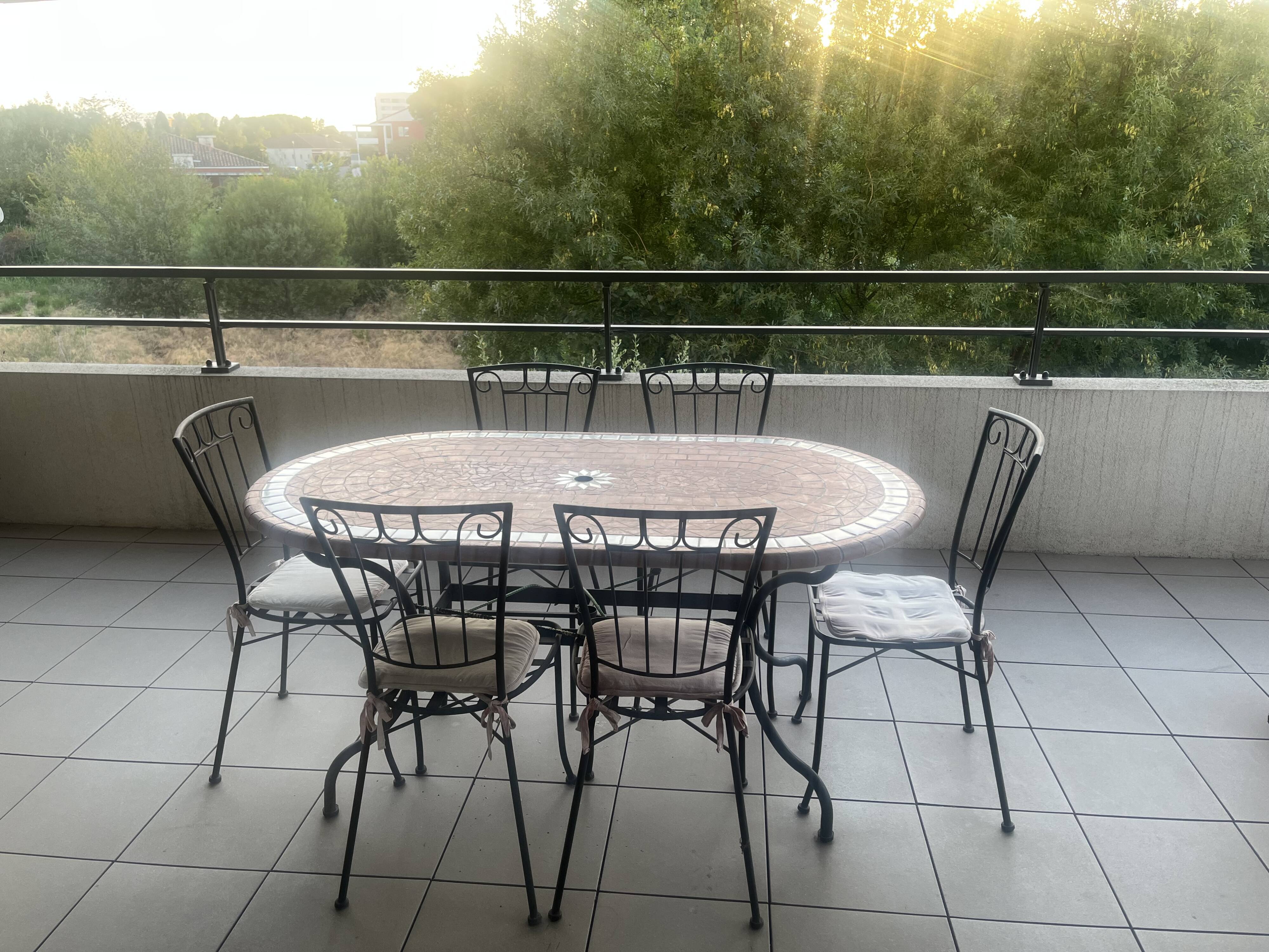 Table ovale en mosaïque et 6 chaises