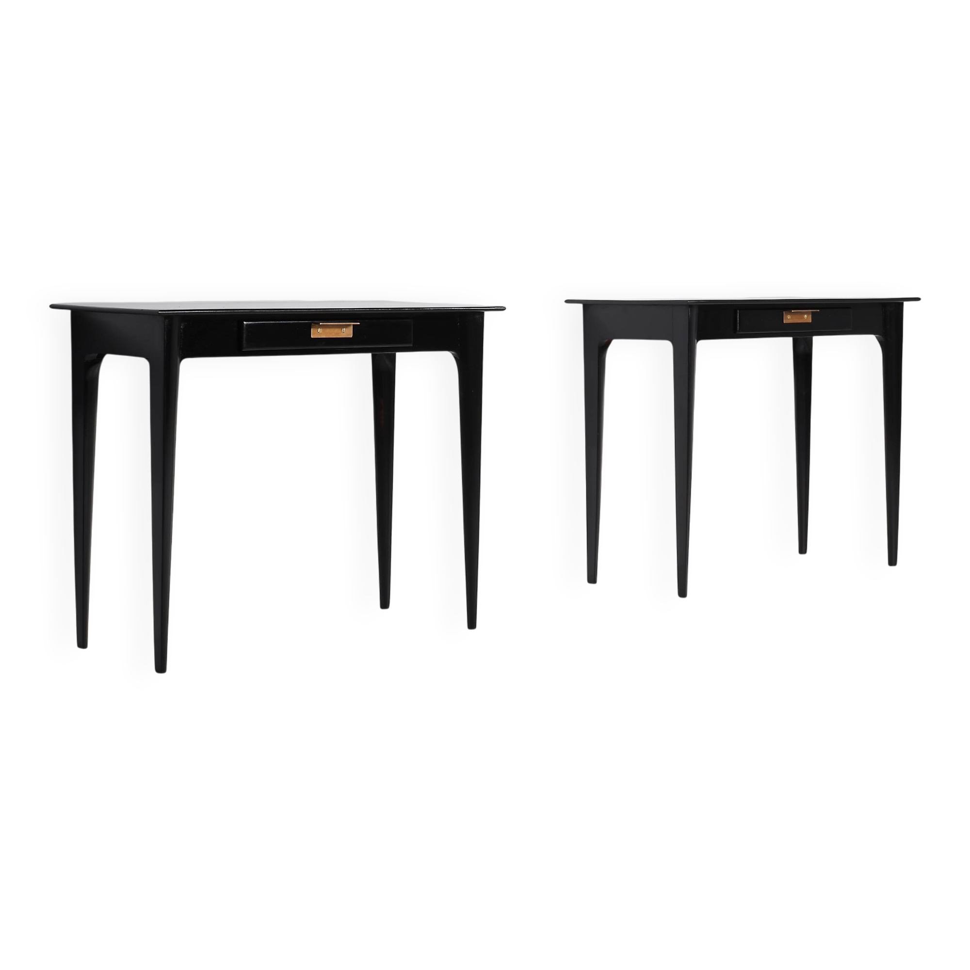 Paire de tables de chevet italiennes des années 1950 en laque gomme-laque noire avec poignées en laiton