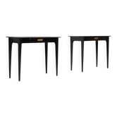 Paire de tables de chevet italiennes des années 1950 en laque gomme-laque noire avec poignées en laiton