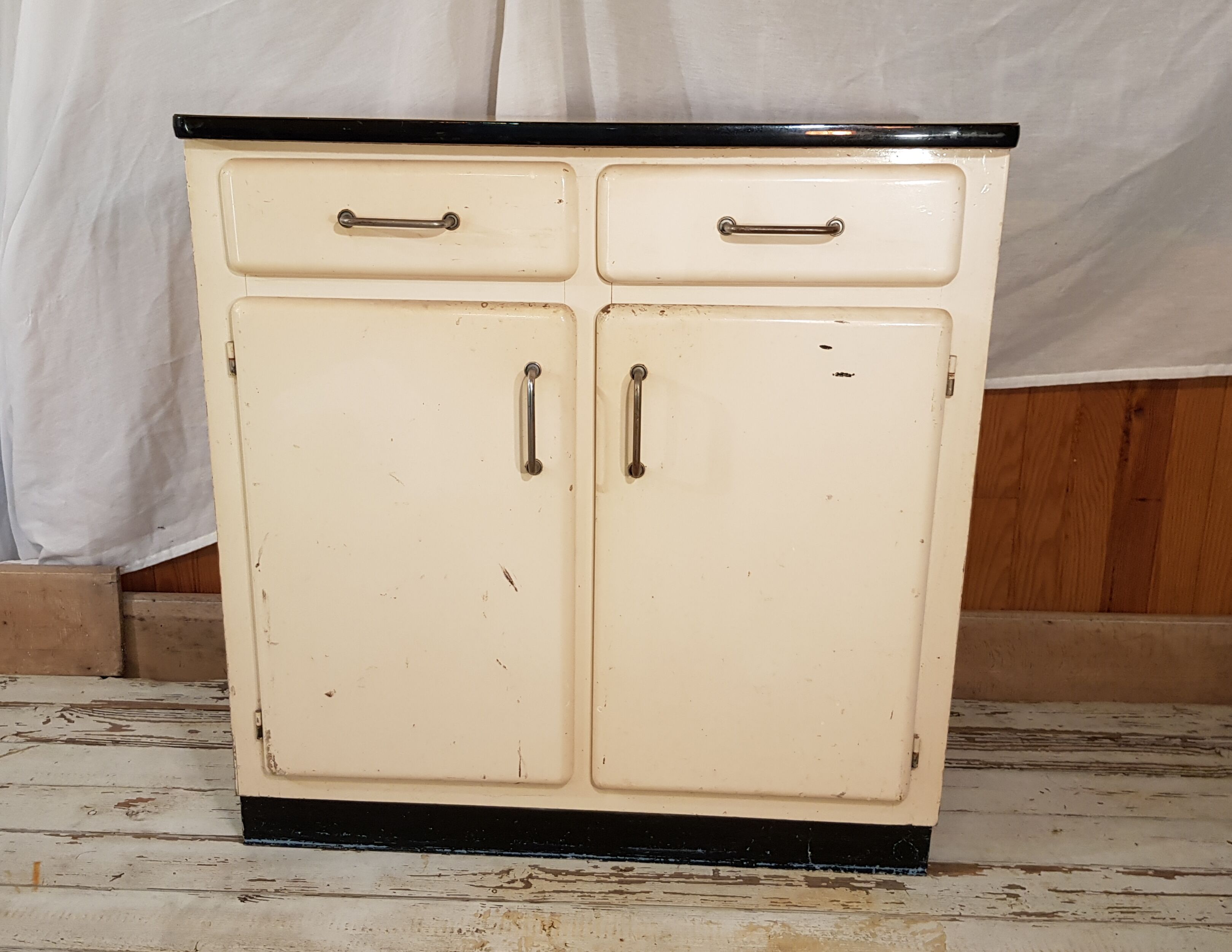 Mado buffet with yellow formica tray
