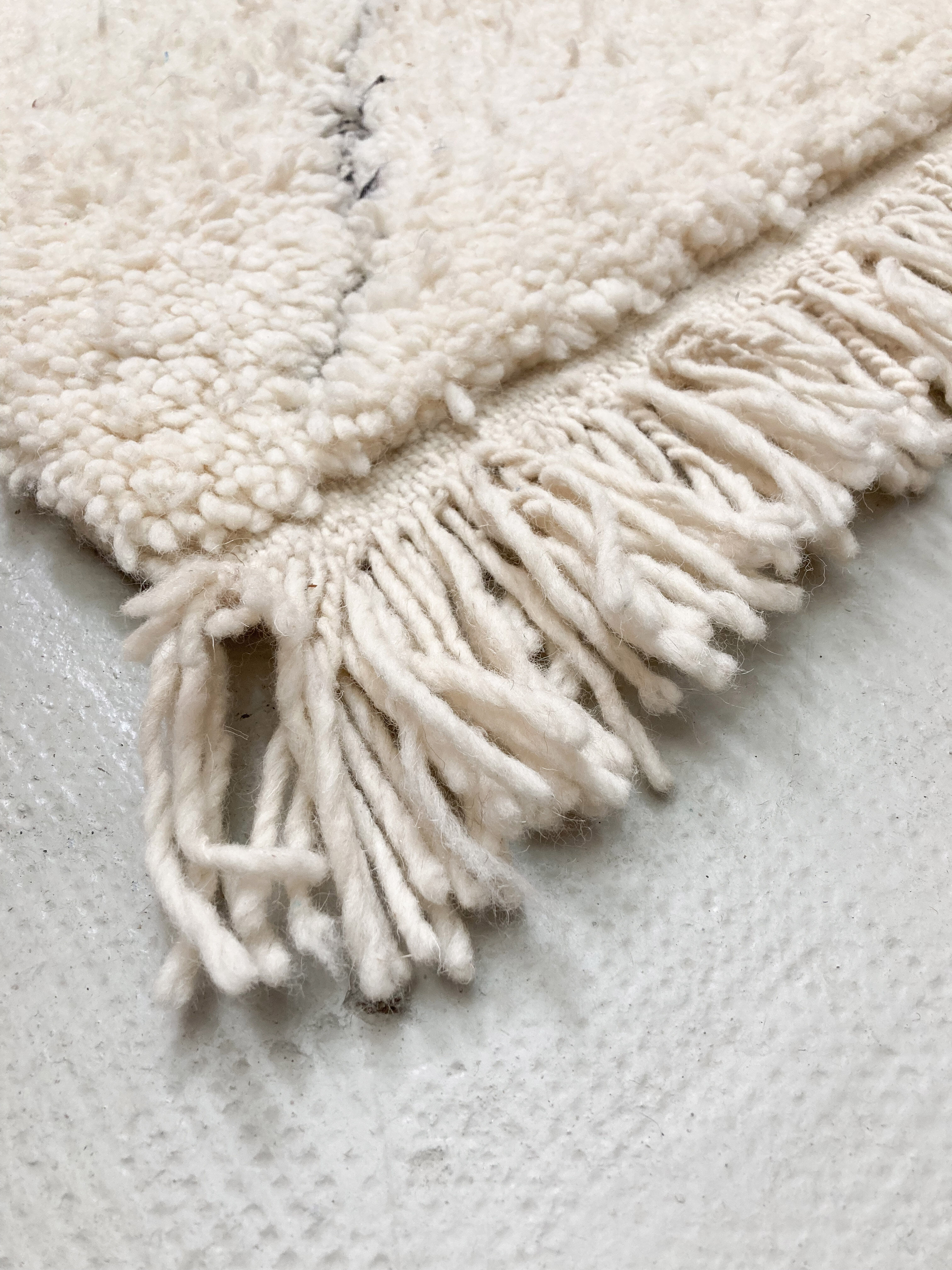 Moroccan Berber carpet beni ouarain ecru diamonds nors engraved 230x157cm