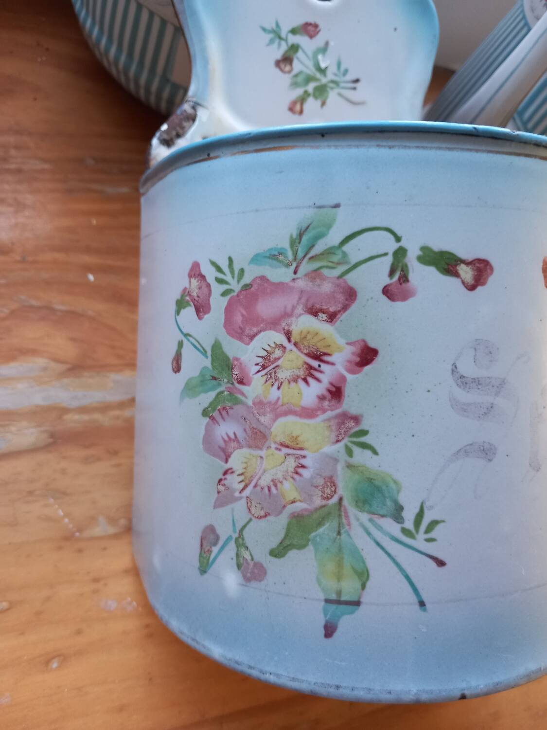 Enameled sheet salt box