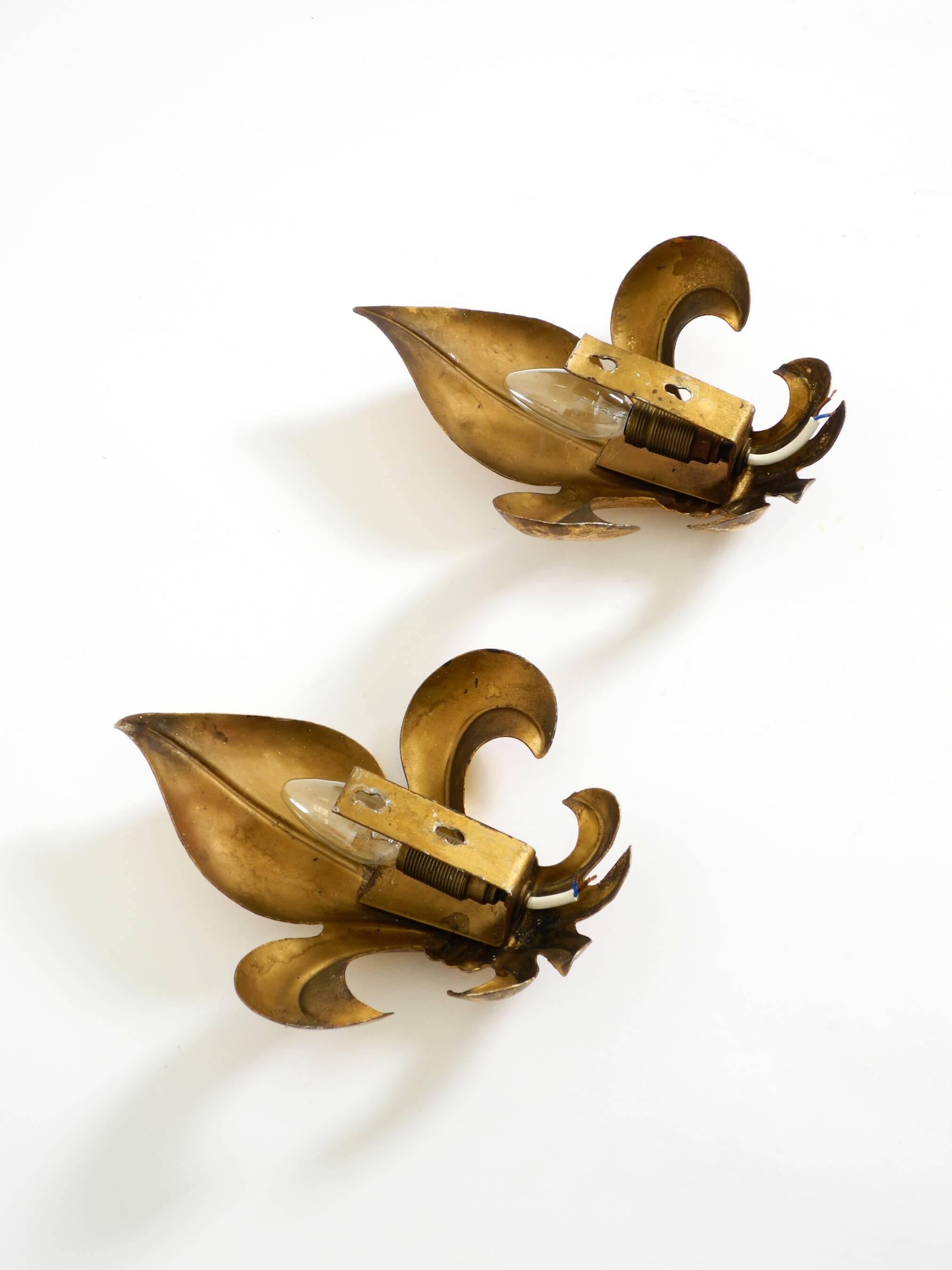 Une paire de grandes appliques murales en métal doré Fleur-de-Lis des années 1970 par Hans Kögl.