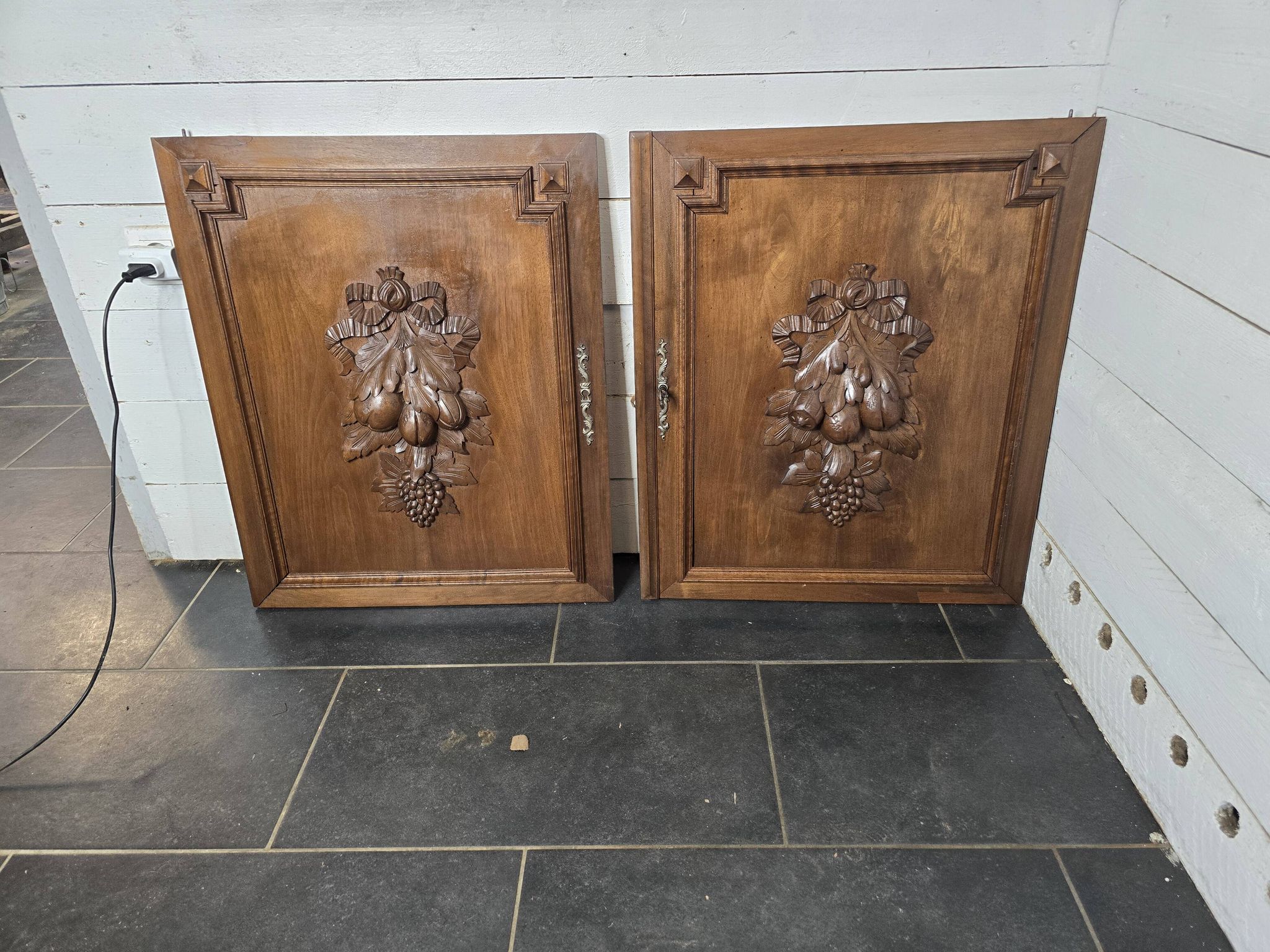 Paire de portes en bois sculpté en noyer