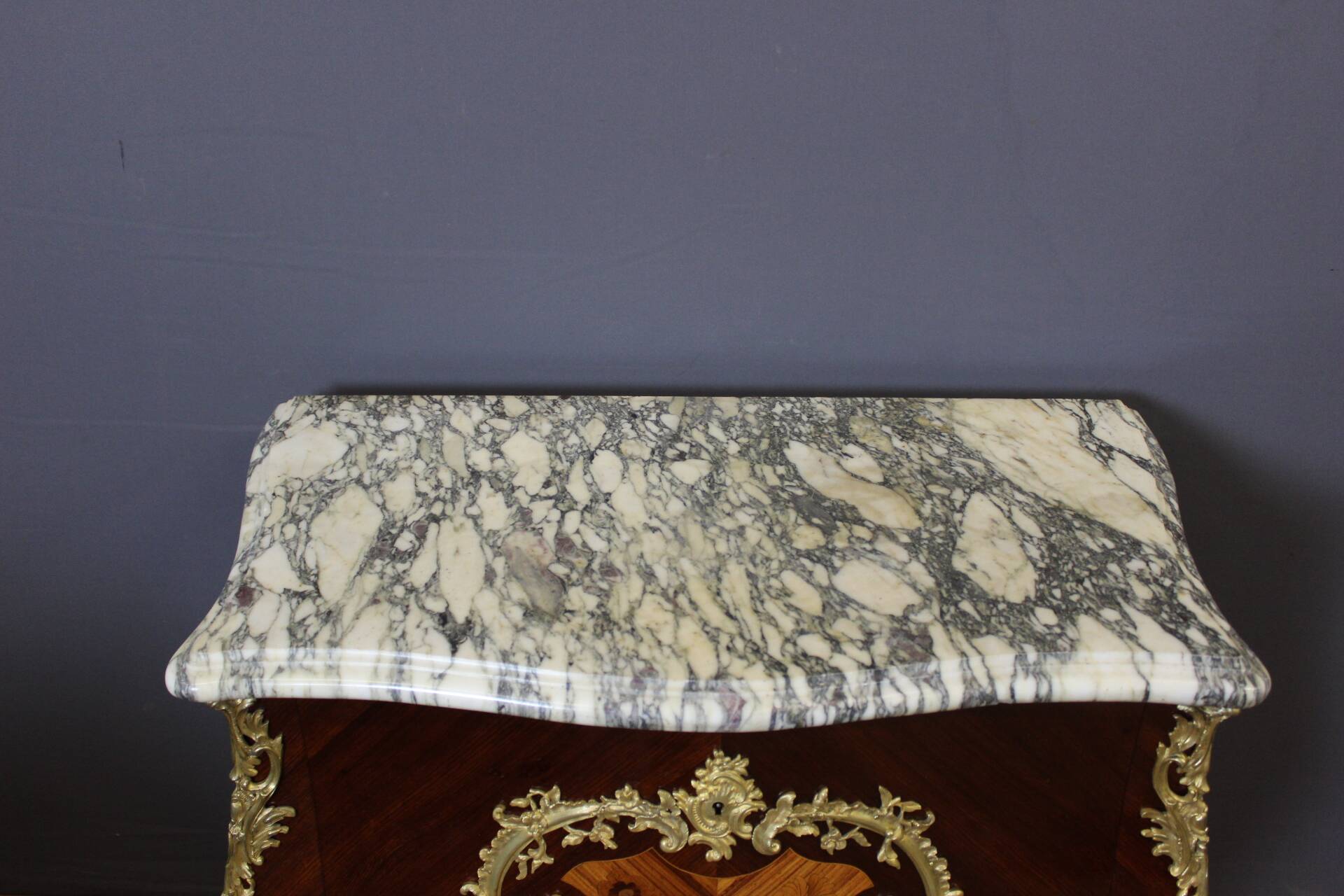 Commode de style Louis XV en Marqueterie vers 1900