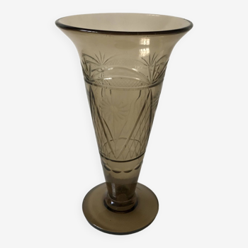 vase gravé en verre fumé années 60