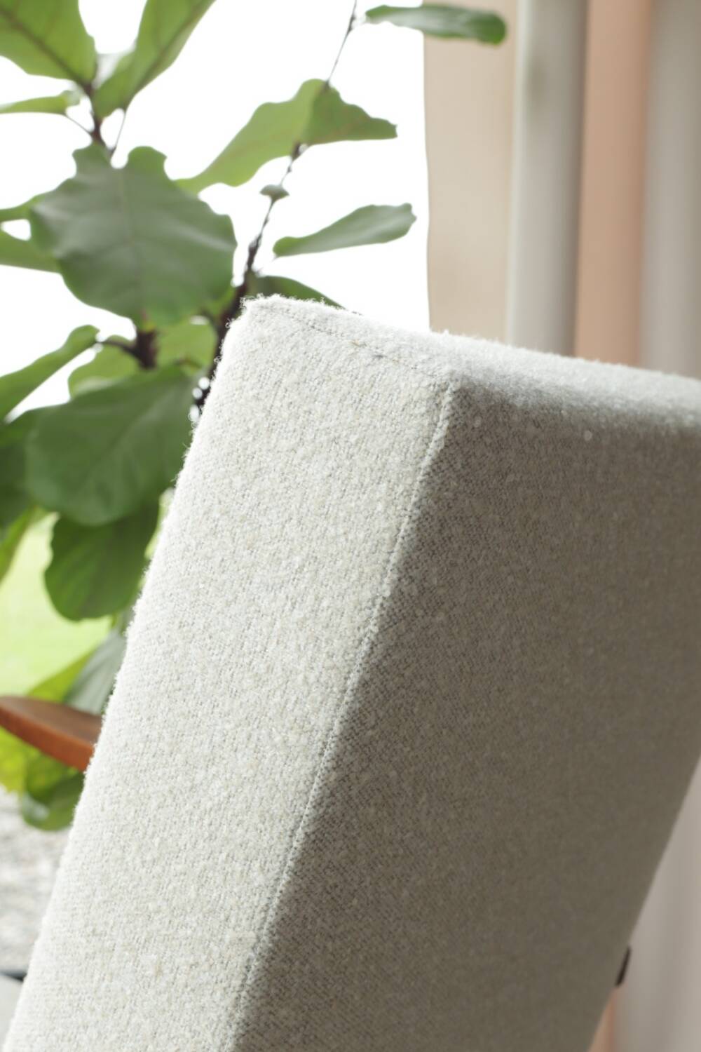 Fauteuil vintage blanc cassé bouclé zig Zag 1970