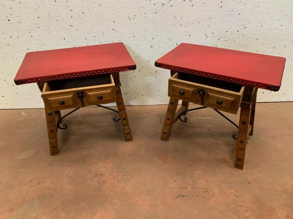 Paire de tables basses en bois naturel dessus en simili cuir rouge XX siècle