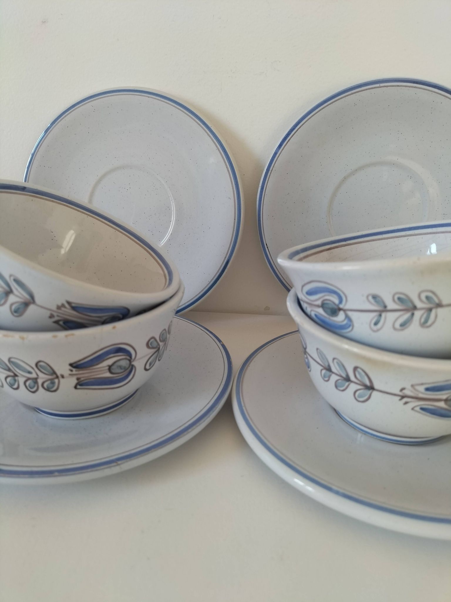 Tasses et soucoupes en terre vernissée
