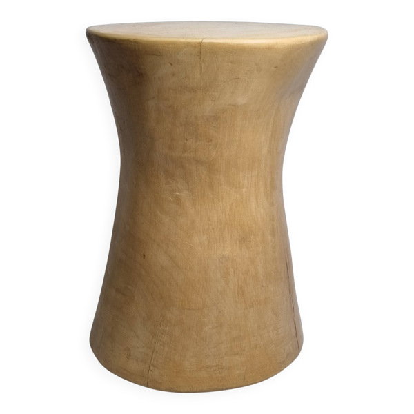 Tabouret brutaliste monoxyle en manguier massif, forme sablier