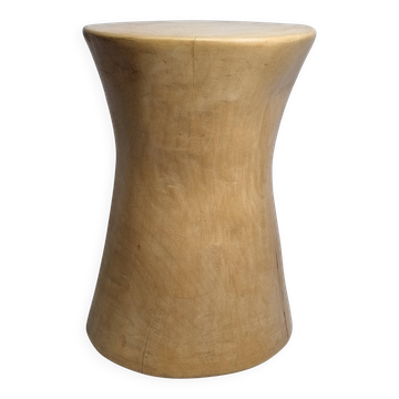 Tabouret brutaliste monoxyle en manguier massif, forme sablier