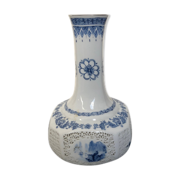 Vase en porcelaine ajourée de Chine