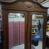 Armoire ancienne classique avec portes à miroirs biseautés