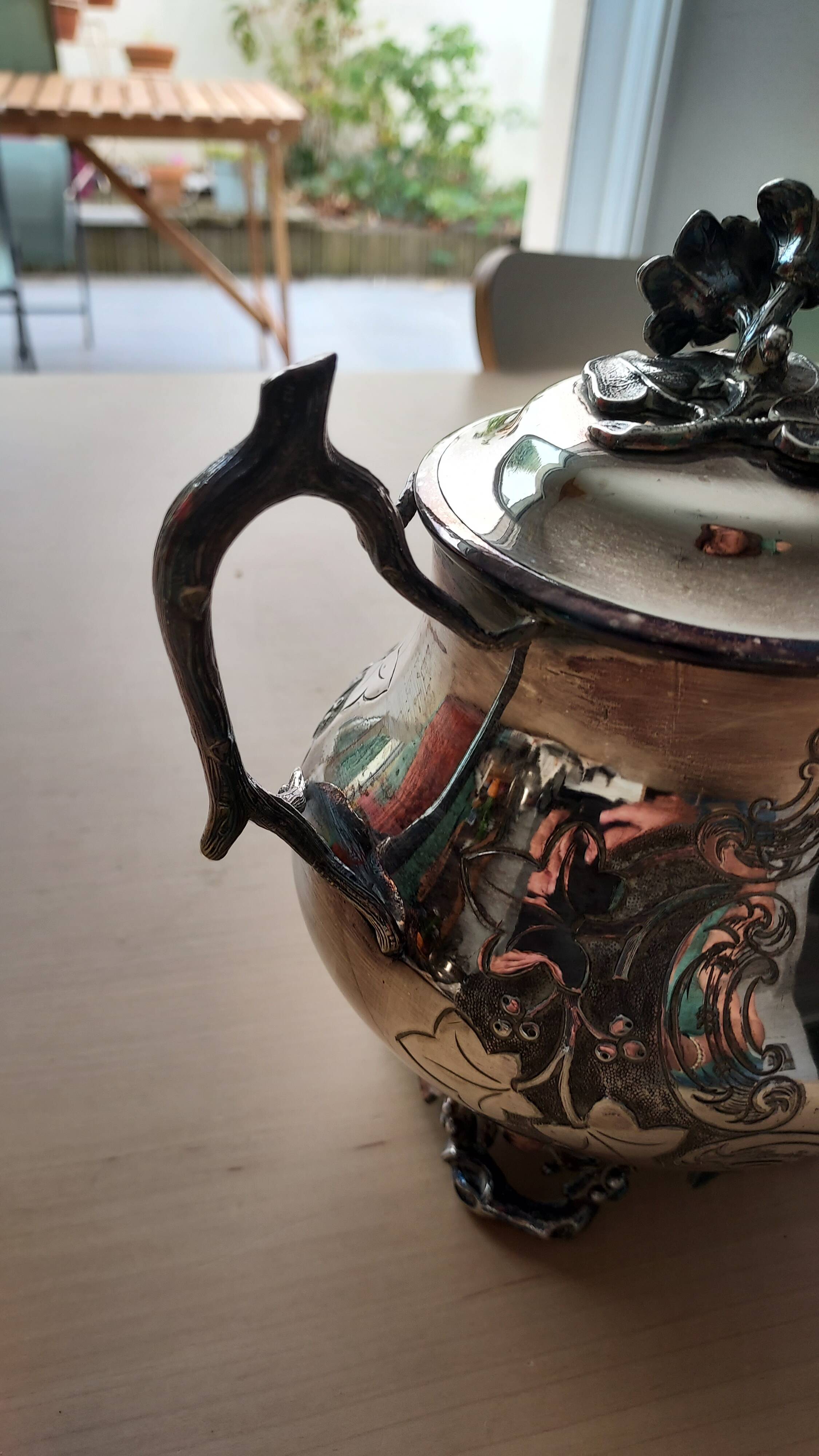 Teapot and sugar bowl in silver-plated metal.
