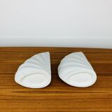 Paire de vases corail en céramique blanche, serre-livres