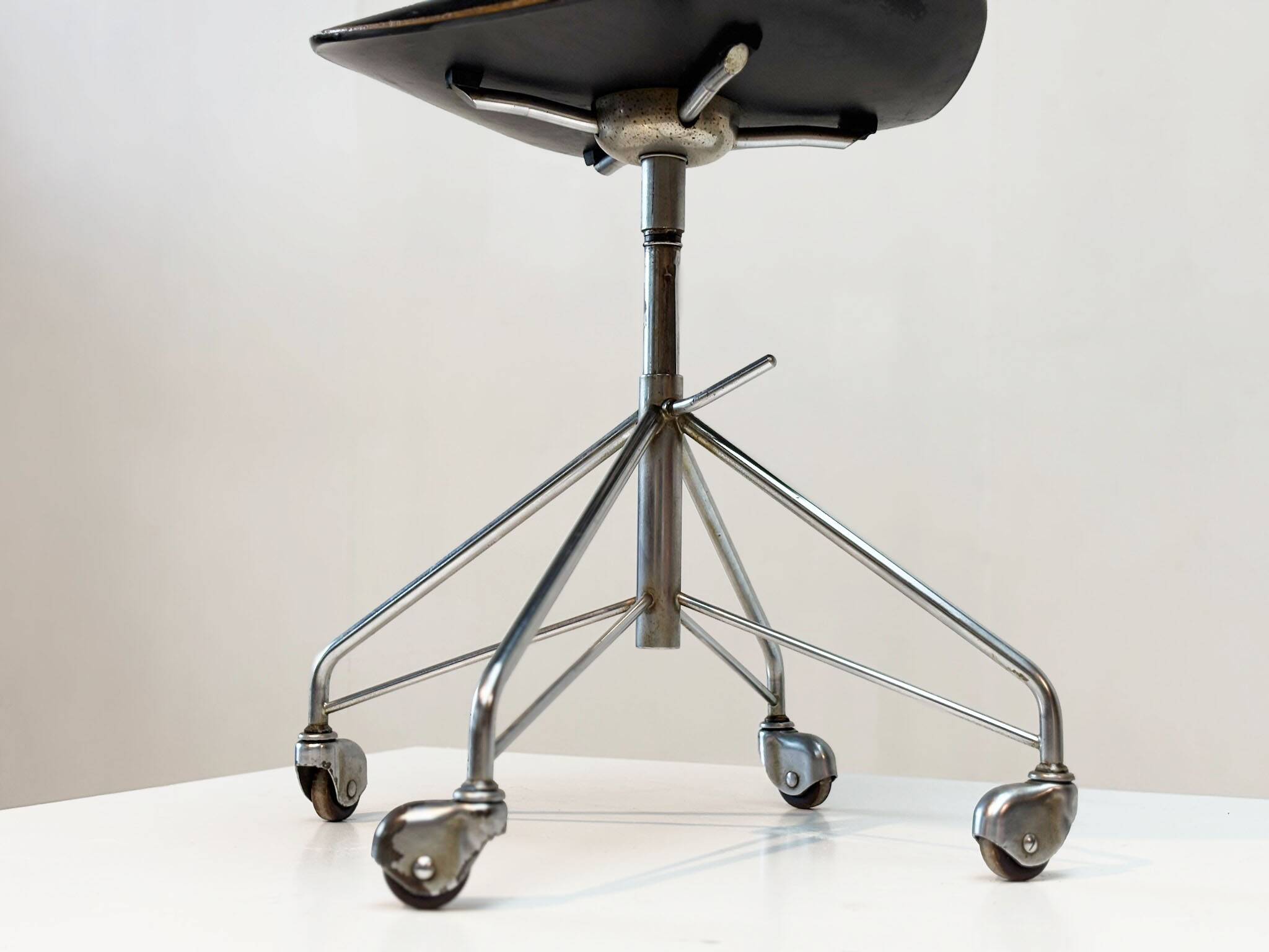 Early 3217 office chair by Arne Jacobsen