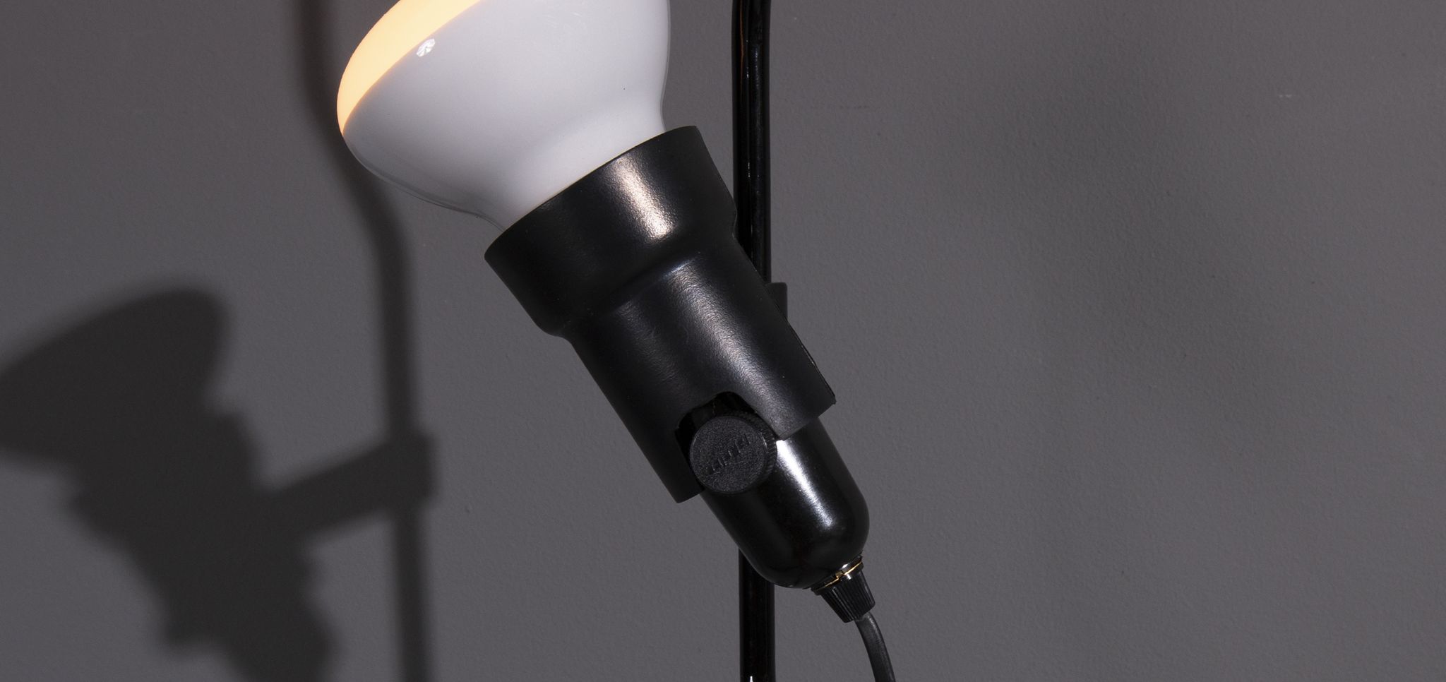 Suspension parentesi conçue par Achille Castiglioni et Pio Manzù dans les années 1970